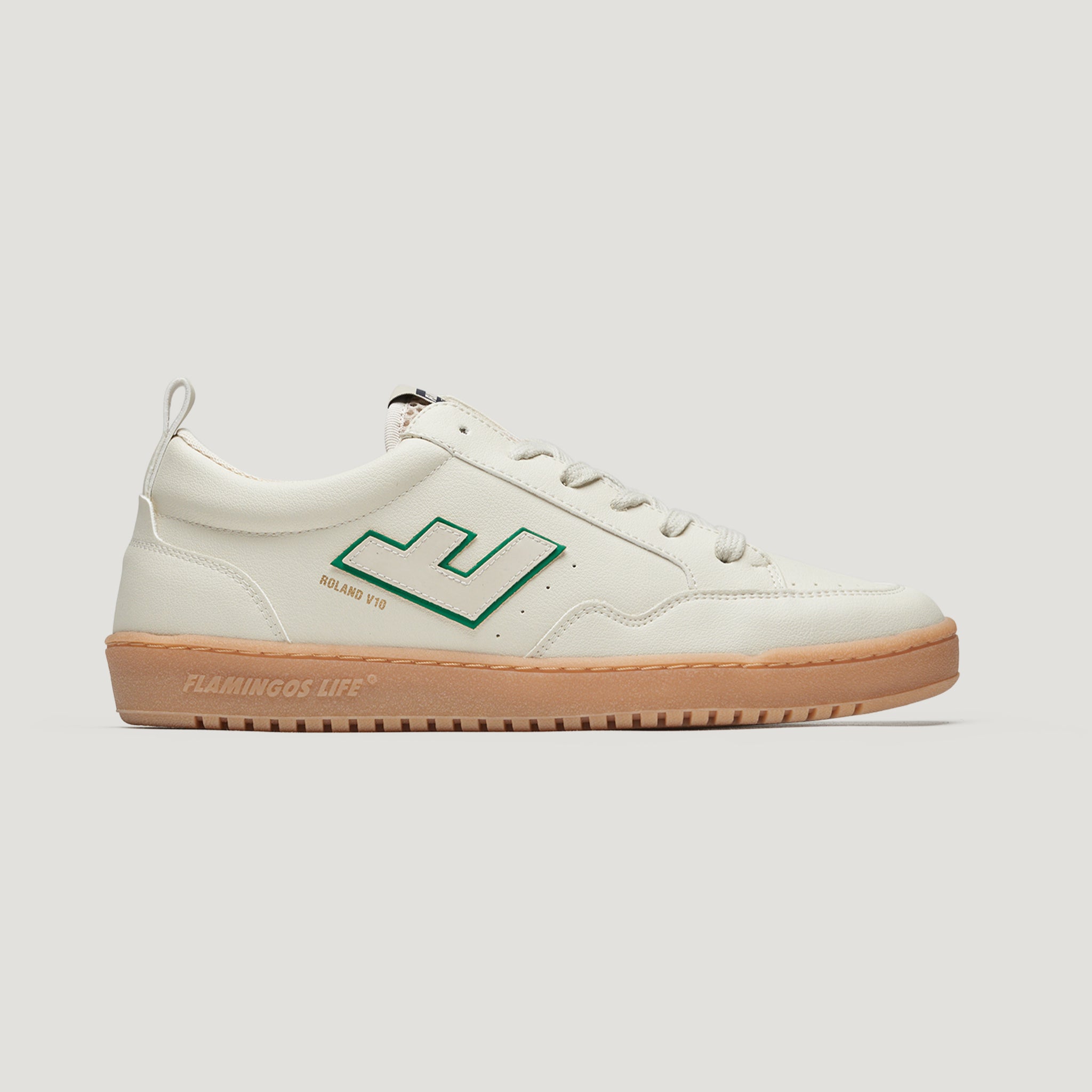 Weißer Sneaker mit brauner Sohle und grünem Logo an der Seite, von der Marke Flamingos Life.