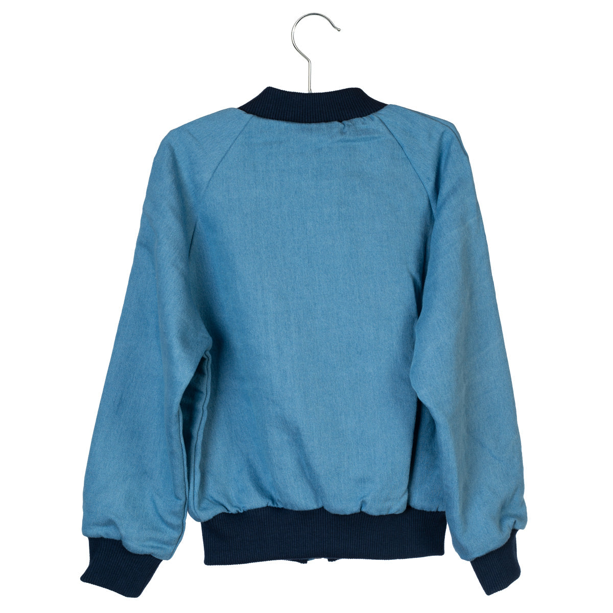 Eine hellblaue Jeansjacke mit marineblauen Rippenbündchen an Ärmeln, Kragen und Bund, die mit der Rückseite nach vorne auf einem Bügel hängt.
