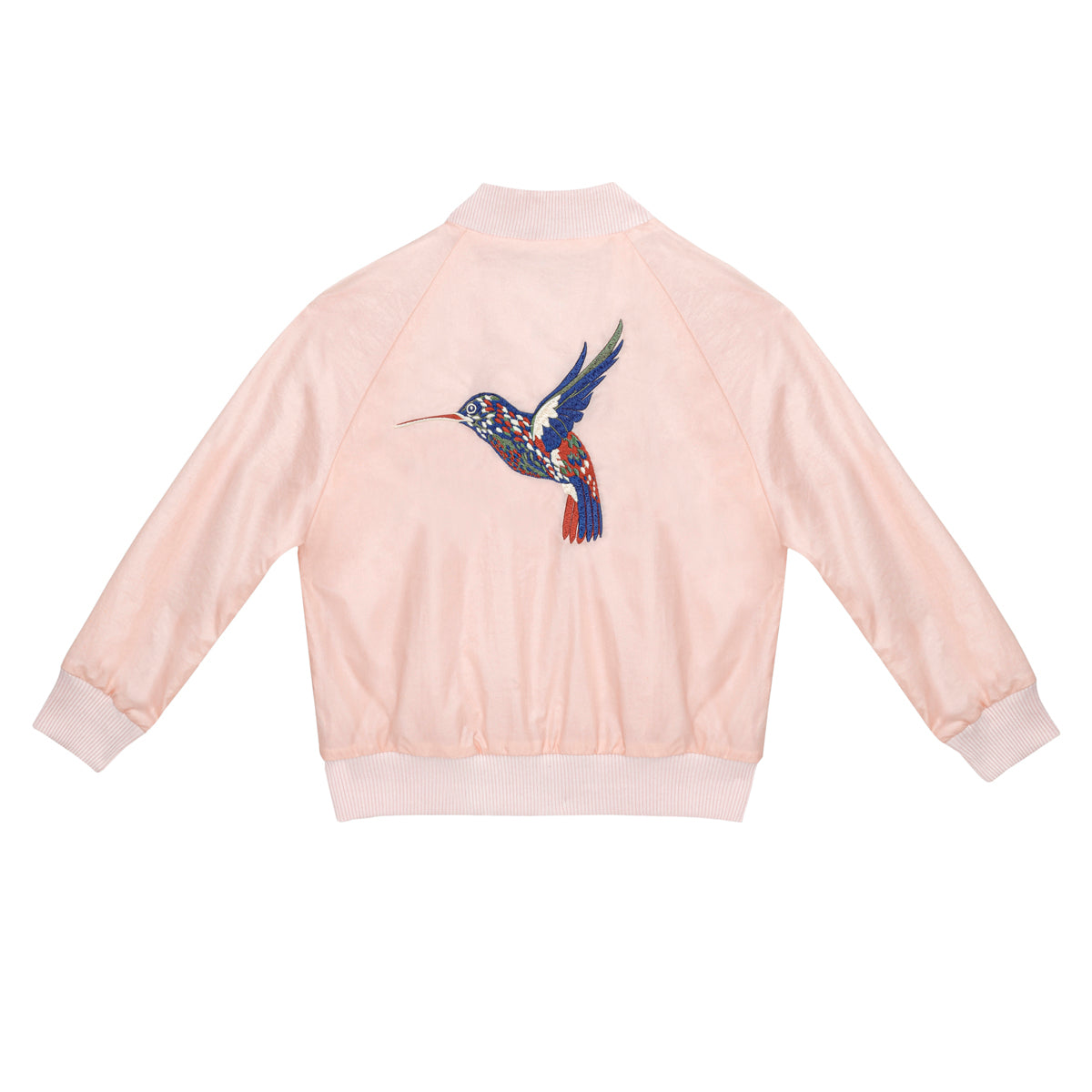 Hellrosa Bomberjacke mit gerippten Ärmelbündchen und Kragen, mit einem bunt gestickten Kolibri auf dem Rücken.