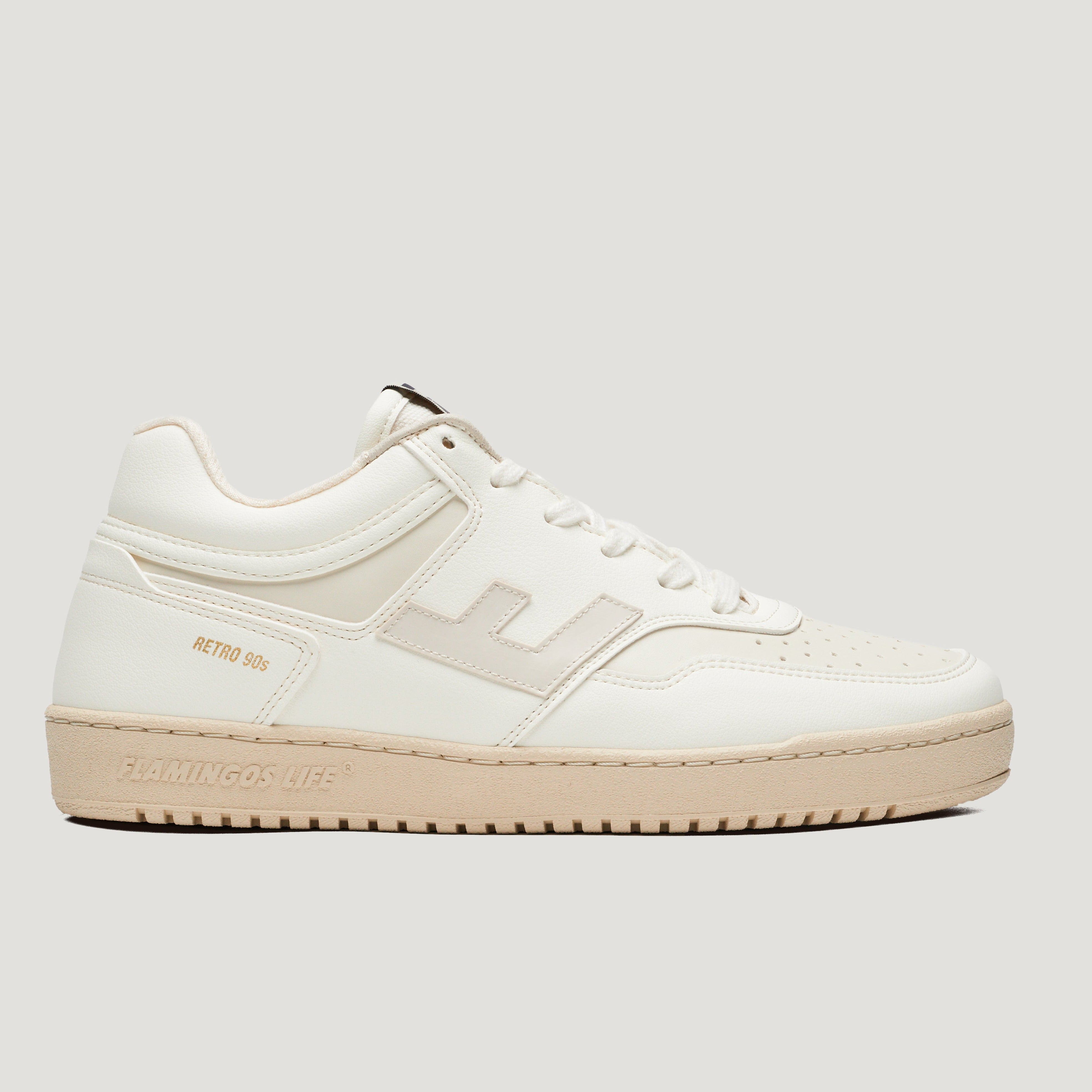 Weißer Sneaker im Retro-Design der 90er von Flamingos Life mit beigem Schriftzug und Sohlenrand.