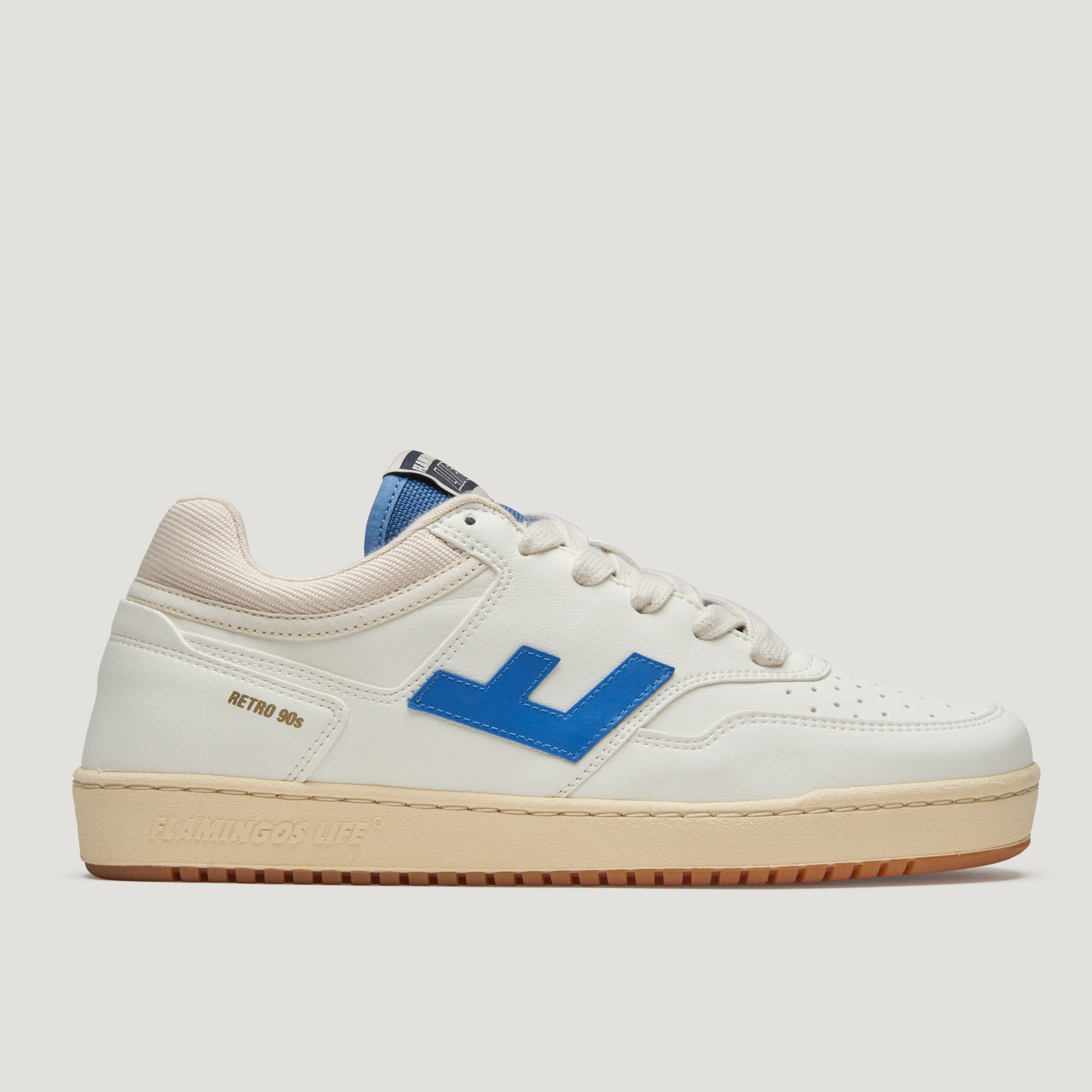 Weißer Sportschuh mit blauem Logo und beigem Akzent, seitlich "Retro 90s" und "Flamingo's Life".