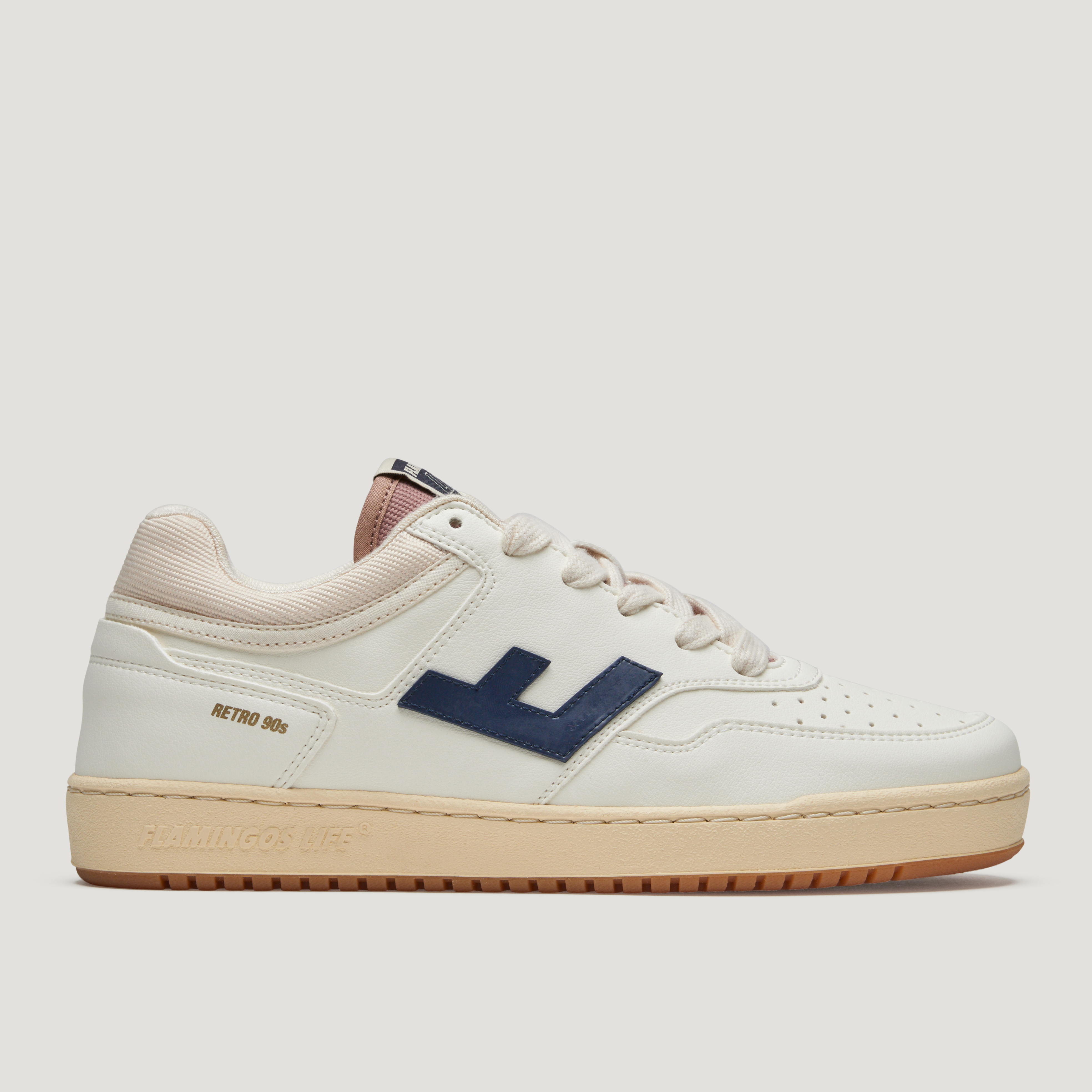 Weiße Retro-Sneaker mit beiger Sohle und blauem Logo an der Seite, von Flamingos Life.