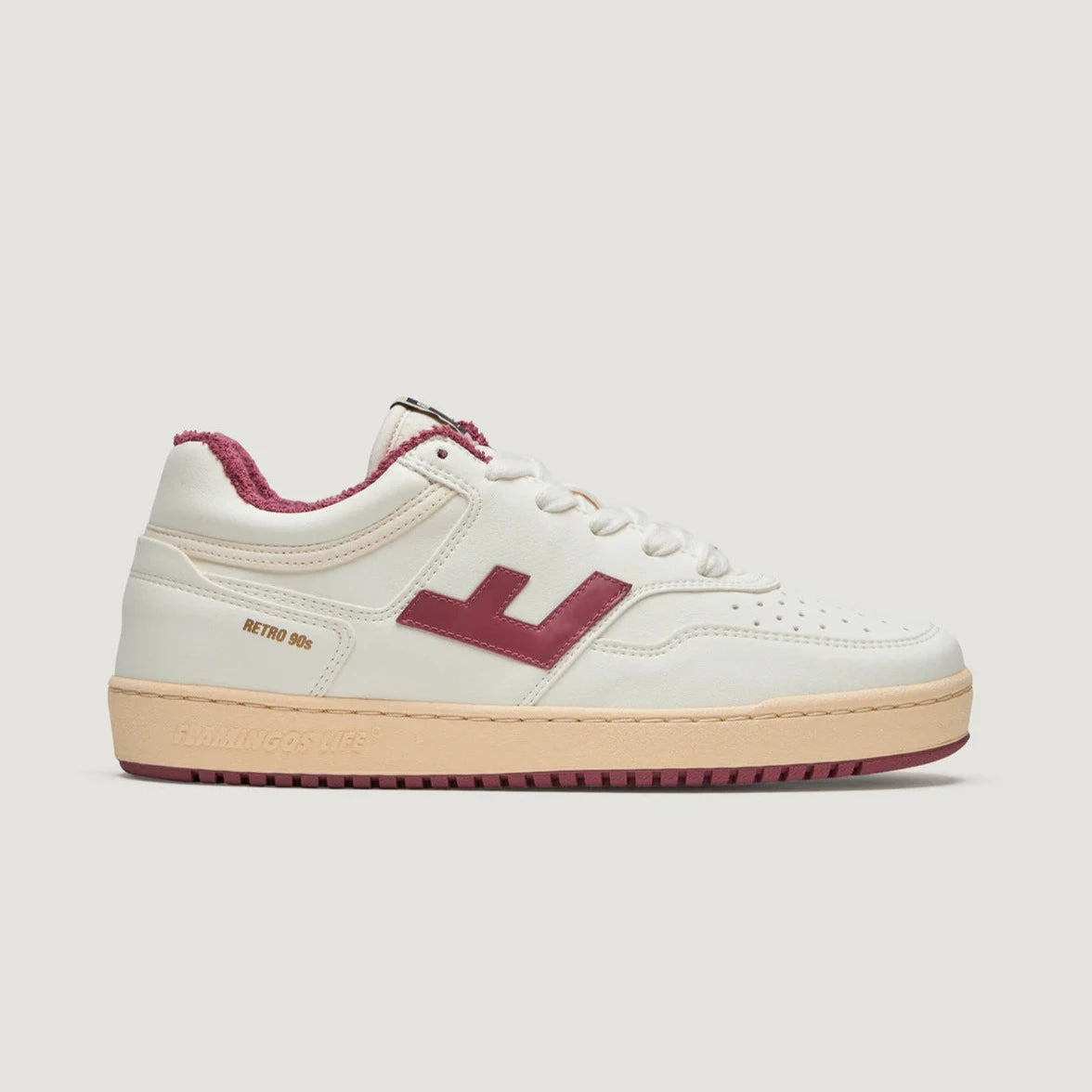 Weißer Sneaker mit rotem Logo, Text "Retro 90s" an der Seite und beigefarbener Sohle.