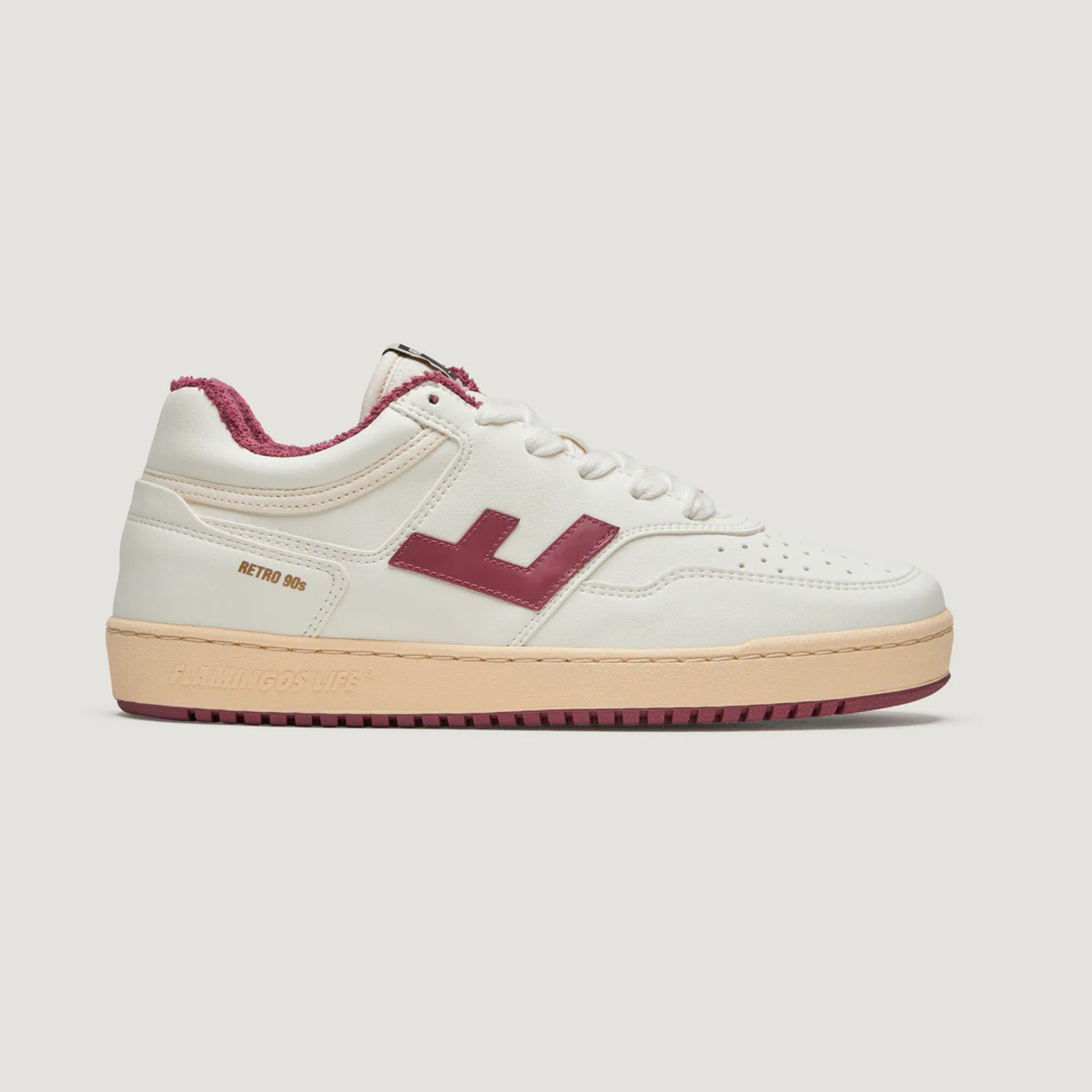 Weißer Sneaker mit bordeauxroten Akzenten und beigefarbener Sohle, seitlich mit "Retro 90s" und "Flamingo's Life" beschriftet.
