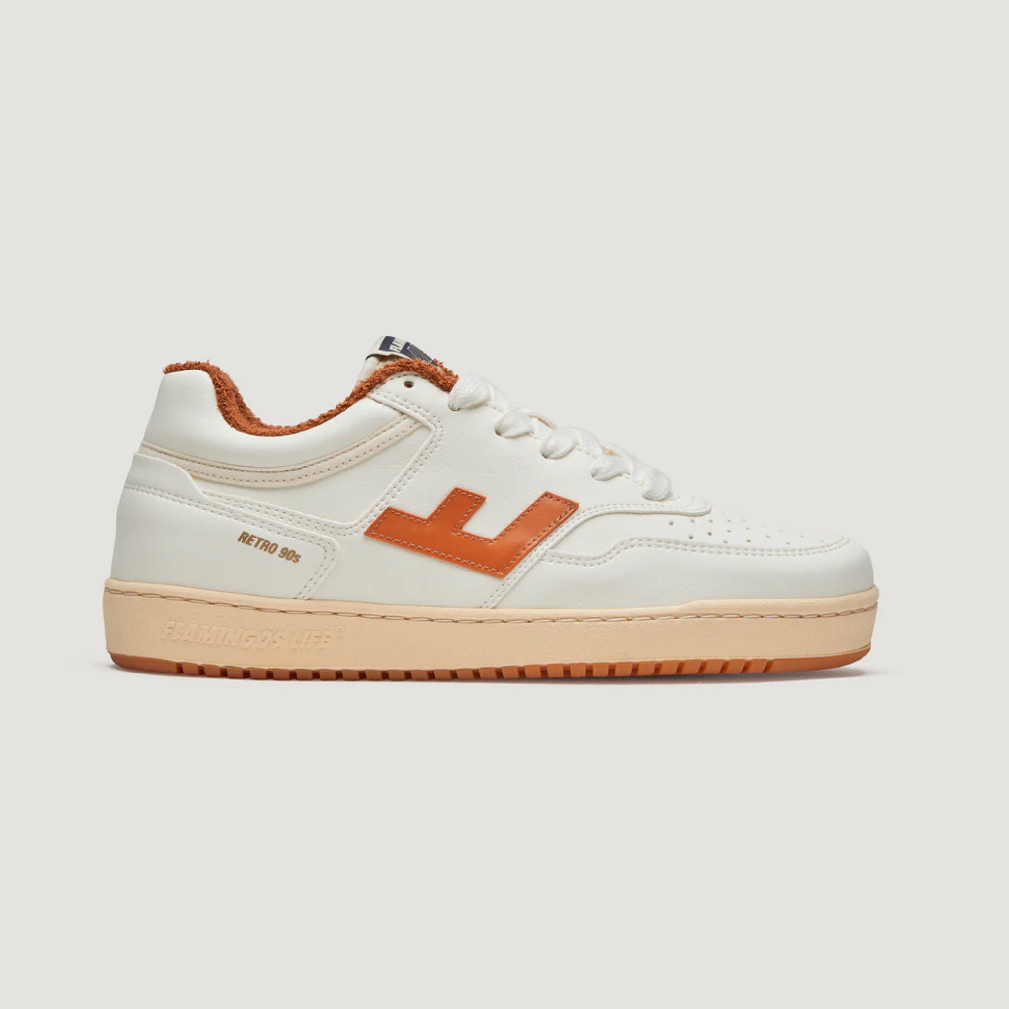 Weißer Sneaker im Retro-Stil mit orangefarbenen Akzenten und brauner Sohle auf weißem Hintergrund.