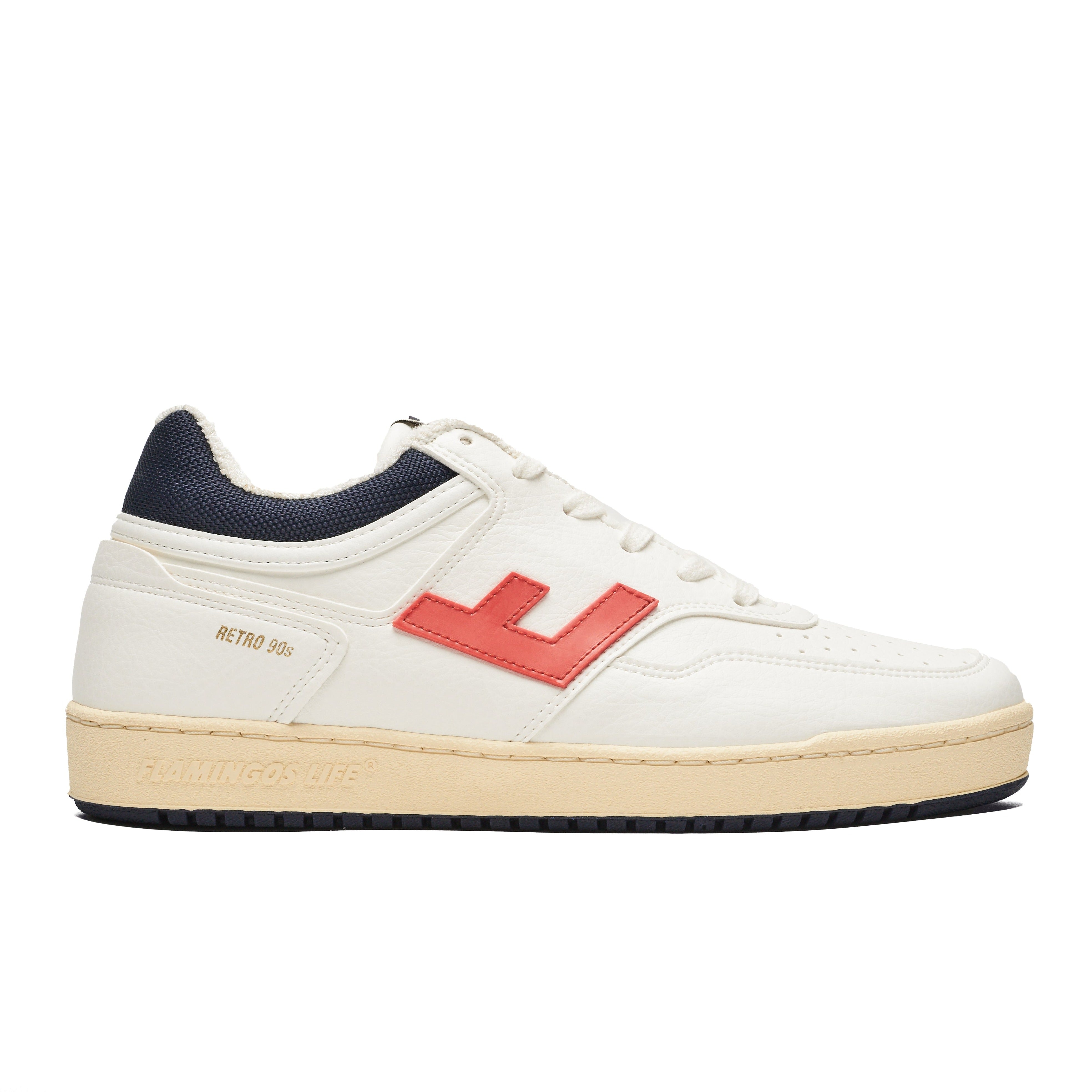Weißer Sneaker mit rotem Logo, cremefarbener Sohle und schwarzem Fersenbereich, im Retro-Design der 90er Jahre.