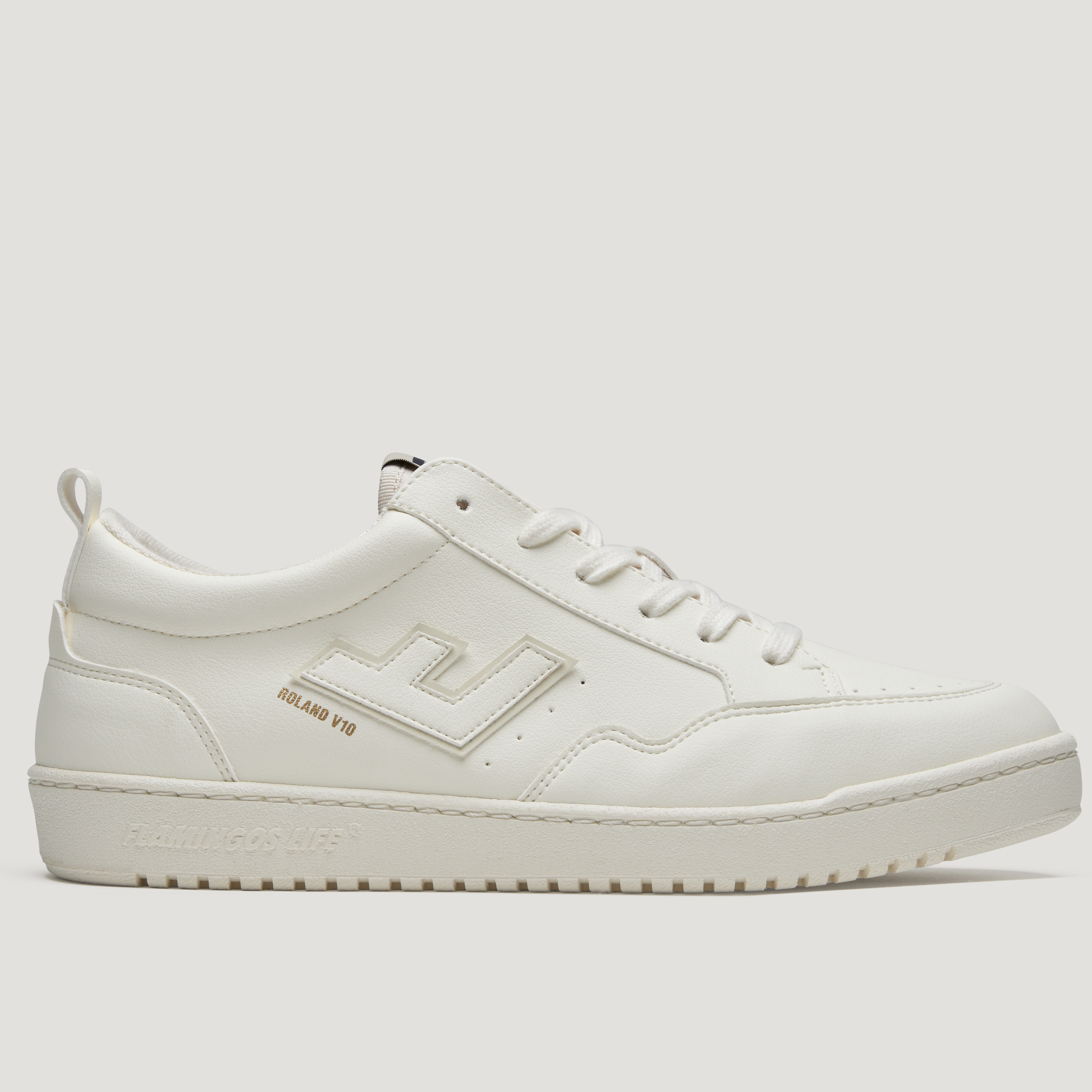 Weißer Sneaker mit seitlichem Logo und Text.