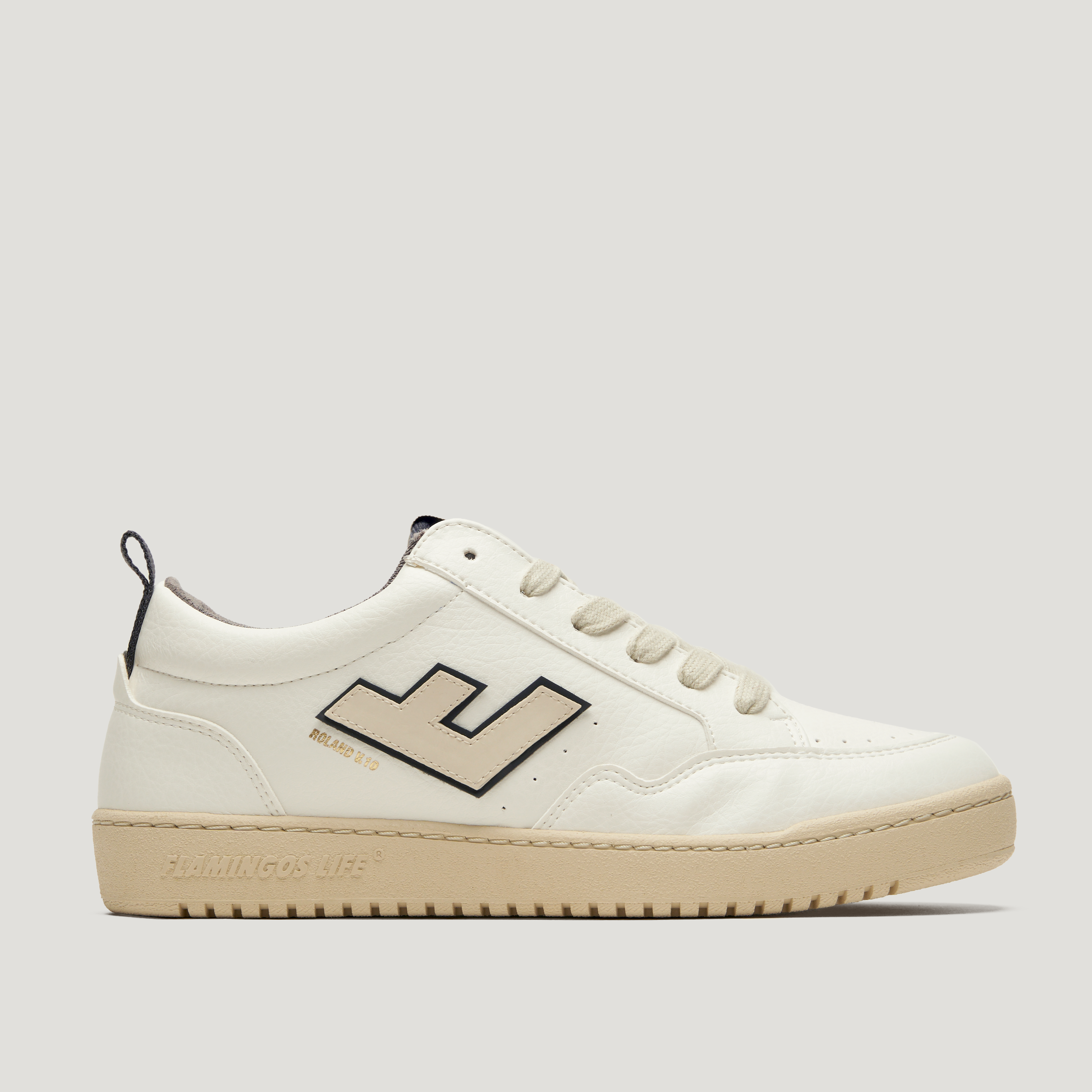 Weißer Sneaker mit beigefarbener Sohle, schwarzem Logo an der Seite und beige Schnürsenkel, seitlich abgebildet.