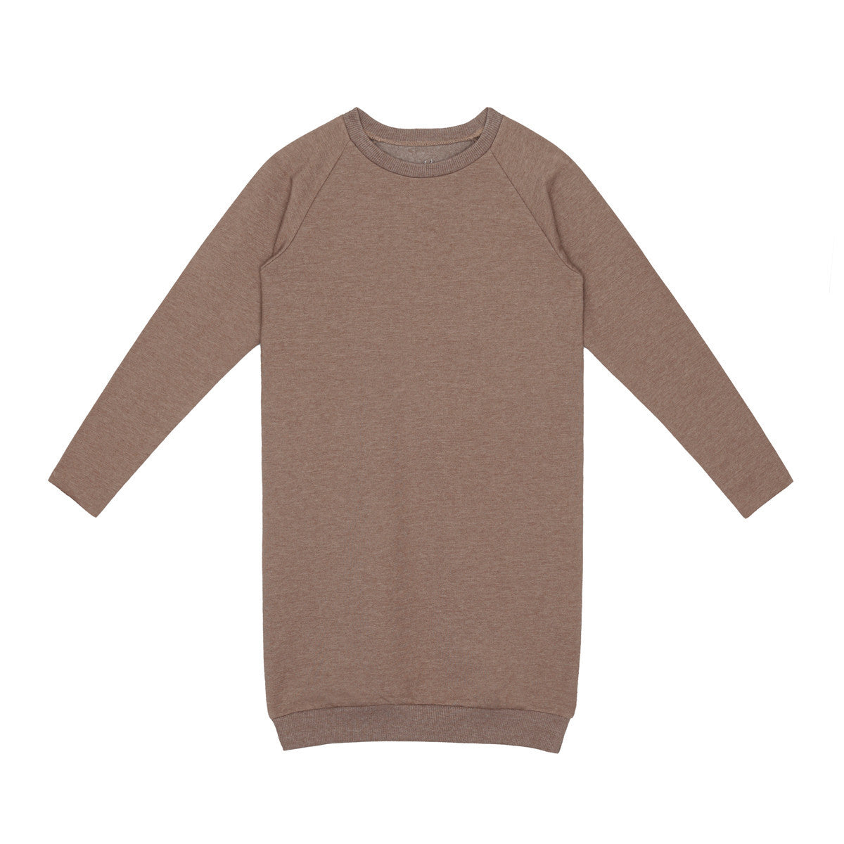 Ein langärmeliges, braunes Sweatshirt-Kleid mit Rundhalsausschnitt, flach auf weißem Hintergrund gelegt.