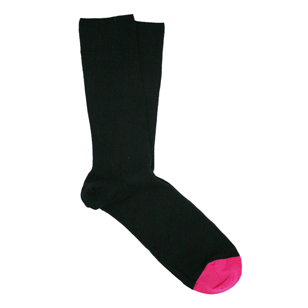 Eine schwarze Socke mit einer leuchtend rosa Spitze ist auf weißem Hintergrund abgebildet.