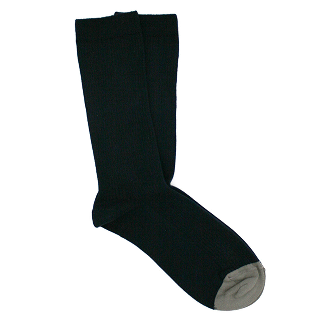 Ein Paar schwarzer Socken mit grauen Zehen, die flach und überlappend auf einem weißen Hintergrund liegen.