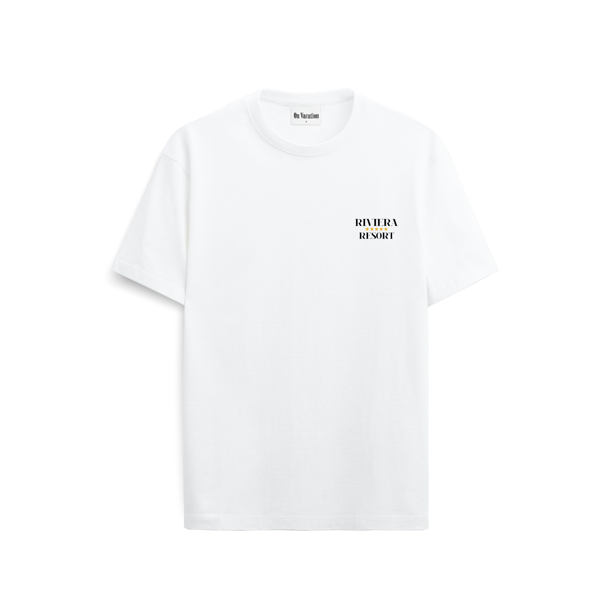 Ein schlichtes, weißes, kurzärmeliges T-Shirt mit einem kleinen schwarzen Schriftzug auf der linken Brust, der die Aufschrift RIVIERA RESORT trägt.