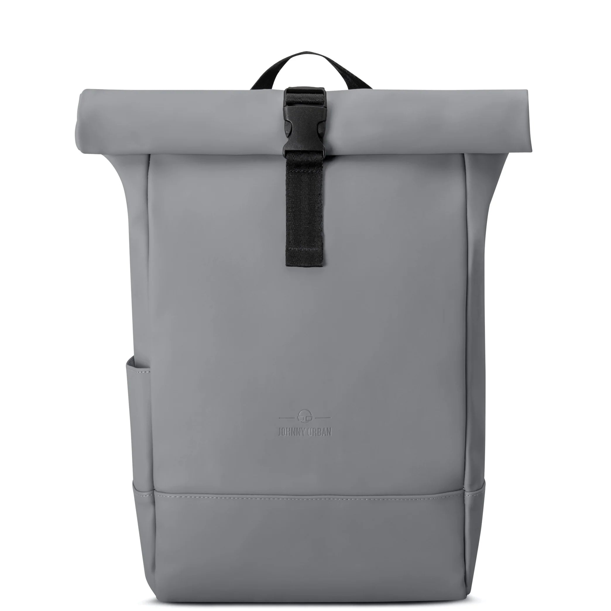 Ein minimalistischer grauer Rucksack mit Rollverschluss, schwarzer Schnalle, Seitentasche und Tragegriff auf weißem Hintergrund.