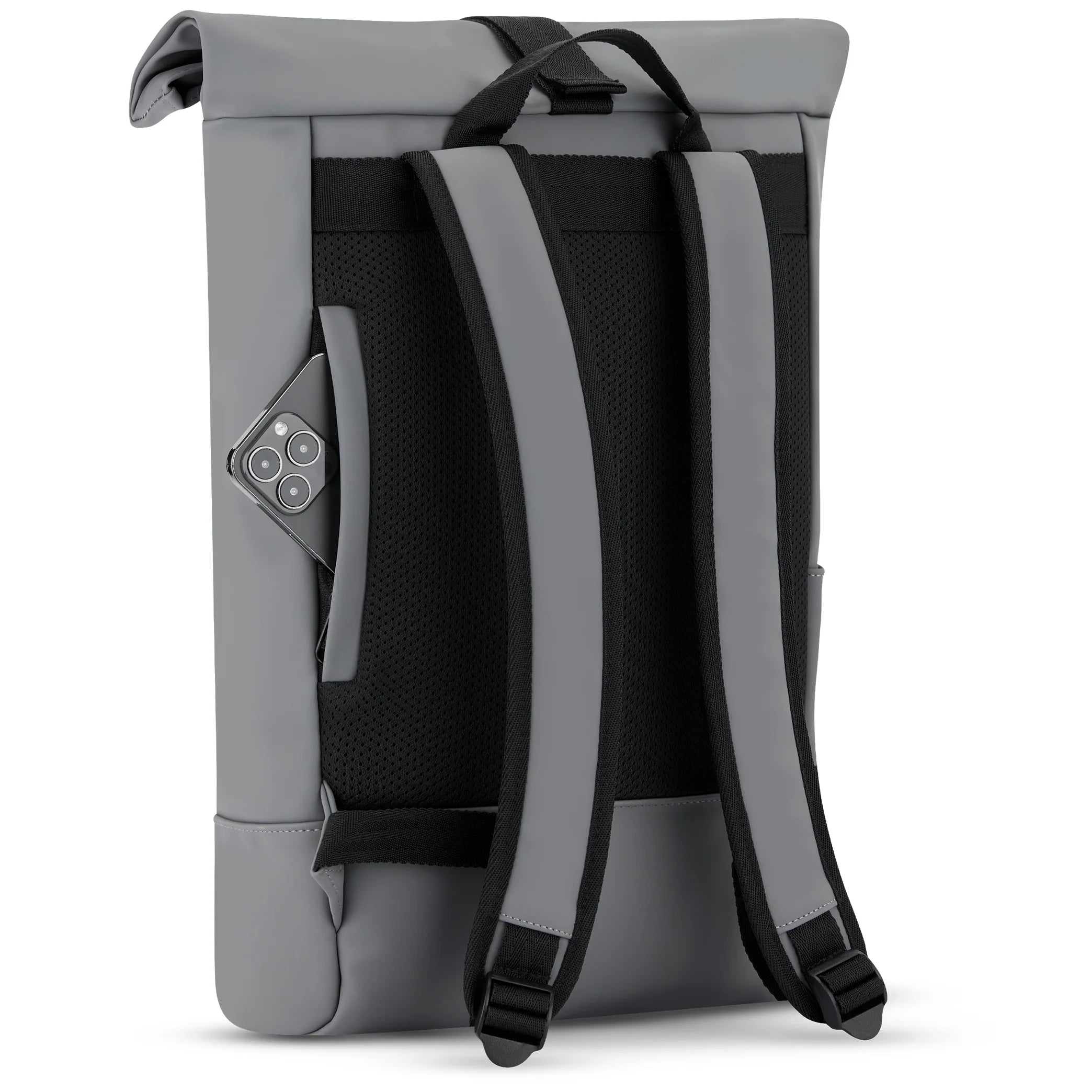 Ein grauer Rolltop-Rucksack in der Rückenansicht mit zwei gepolsterten Schulterriemen und einer Netzrückwand. Ein Smartphone mit drei Kameralinsen ist in einer Seitentasche teilweise sichtbar.