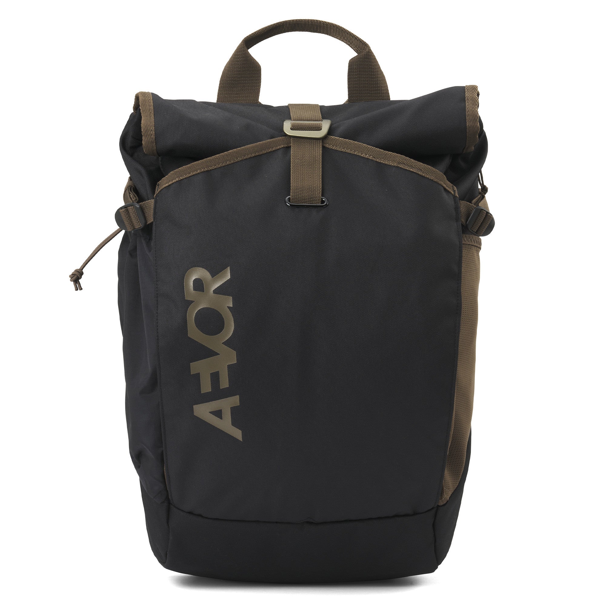 Ein schwarz-brauner Rucksack mit Tragegriff, Rollverschluss und dem Wort AEVOR, das in großen, fetten Buchstaben vertikal auf die Vordertasche gedruckt ist.