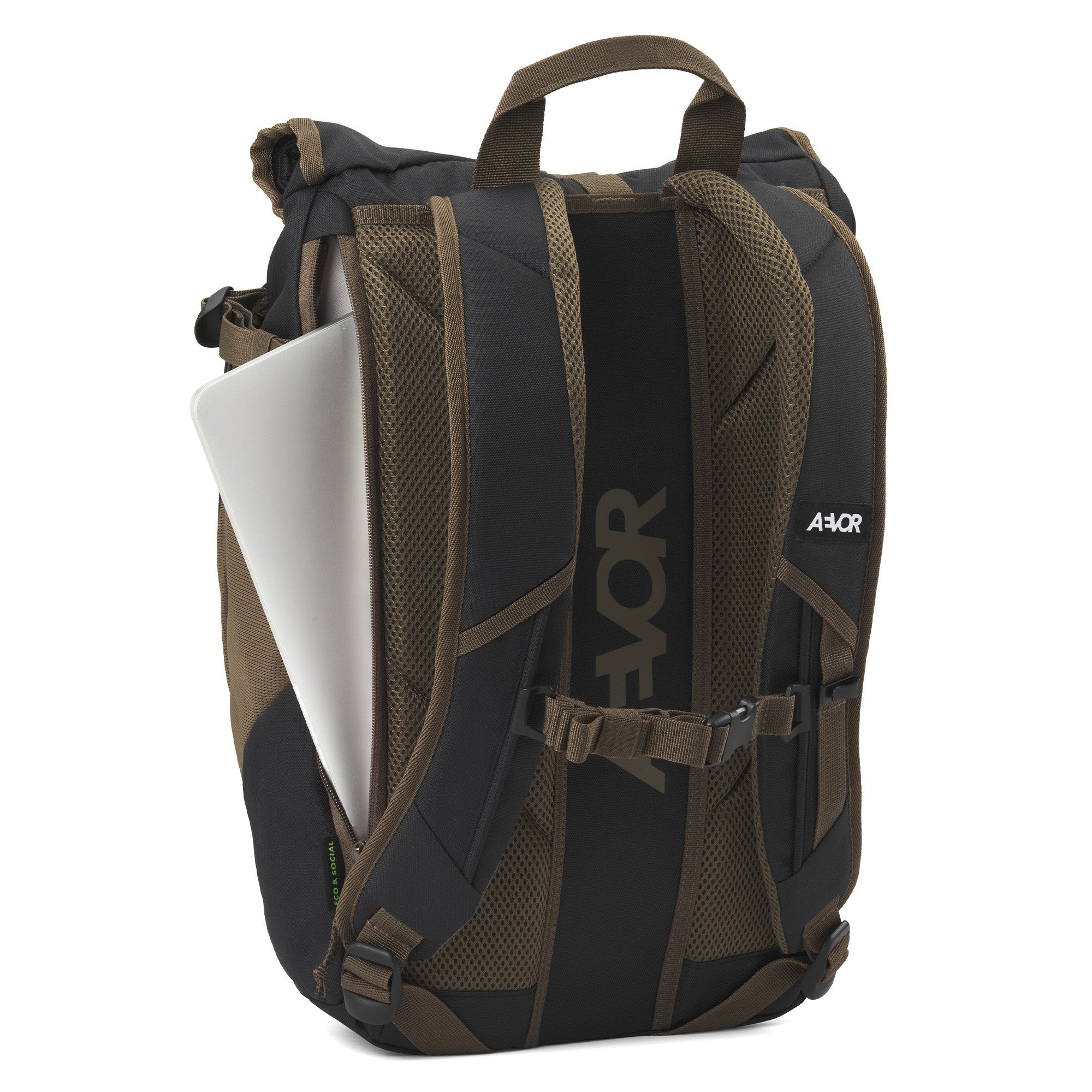 Ein braun-schwarzer Rucksack mit gepolsterten Schulterriemen, einer Brustschnalle und einer Seitentasche für einen silbernen Laptop. Der Markenname "AEVOR" ist vertikal auf der Rückseite aufgedruckt.