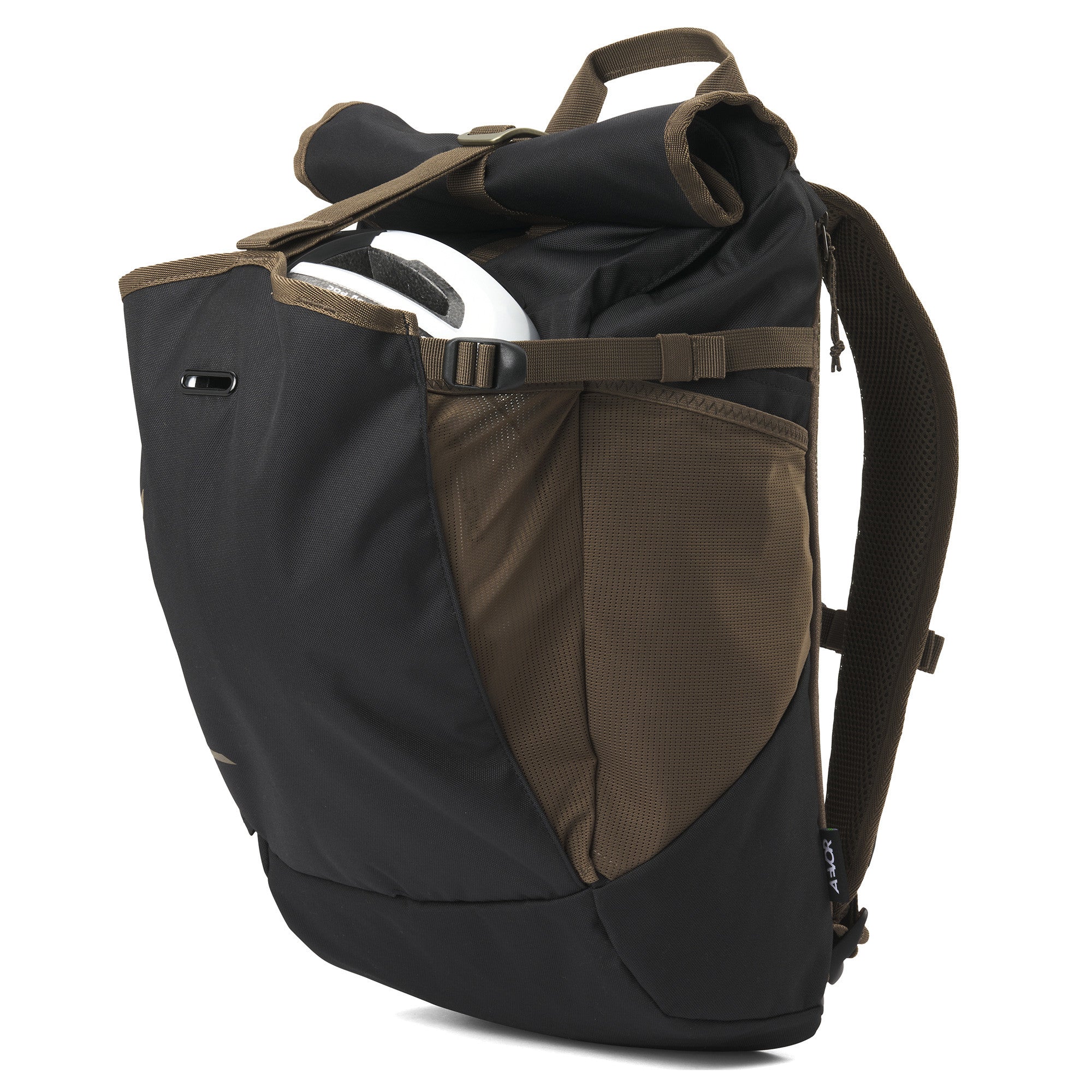 Ein schwarzer und brauner Rucksack mit Rollverschluss und gepolsterten Schulterriemen, mit einer Seitentasche für einen weißen Fahrradhelm.