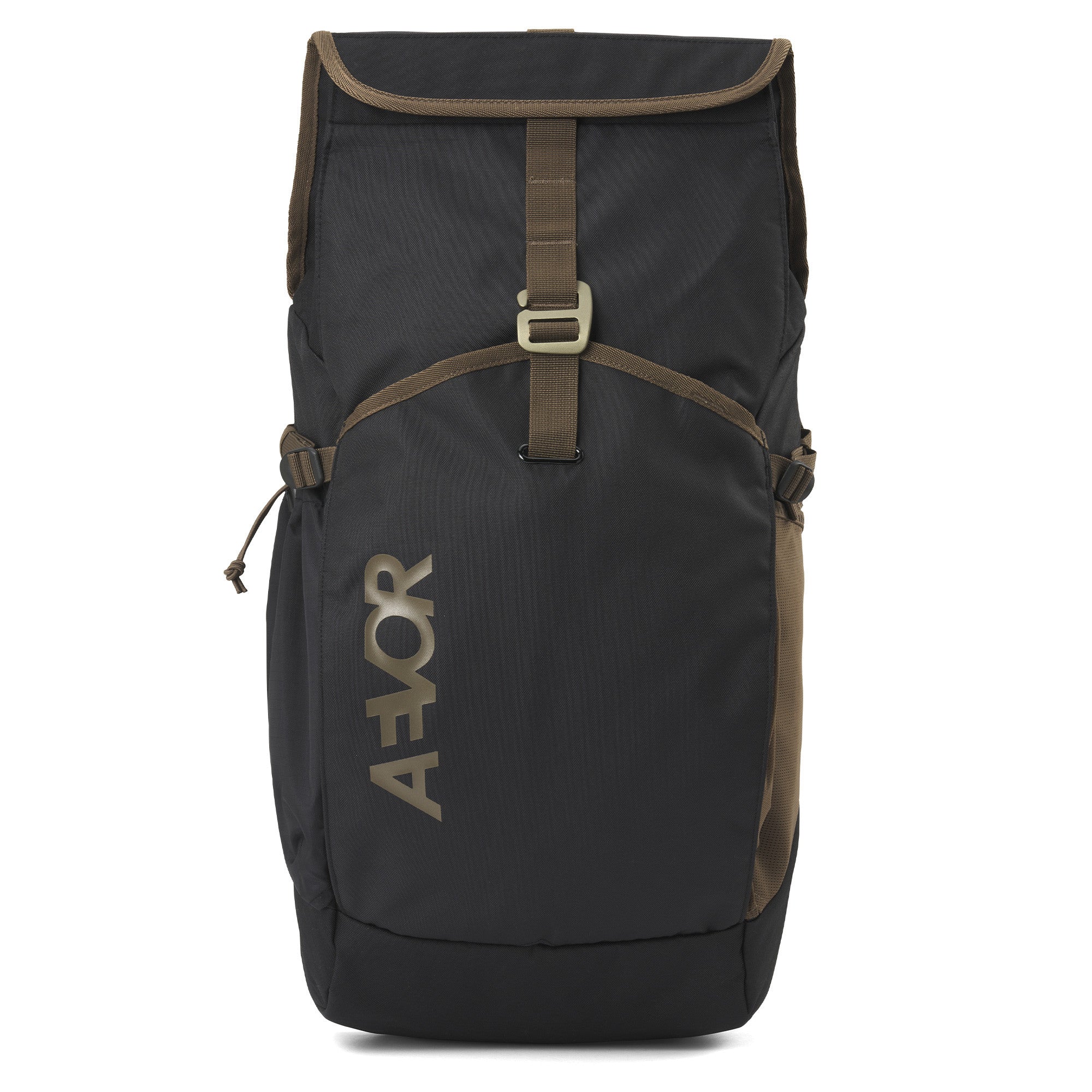 Ein schwarzer und brauner Rucksack mit Überschlag, Schnallenverschluss vorne, Seitentaschen und dem Wort AEVOR, das vertikal auf der Vorderseite aufgedruckt ist.