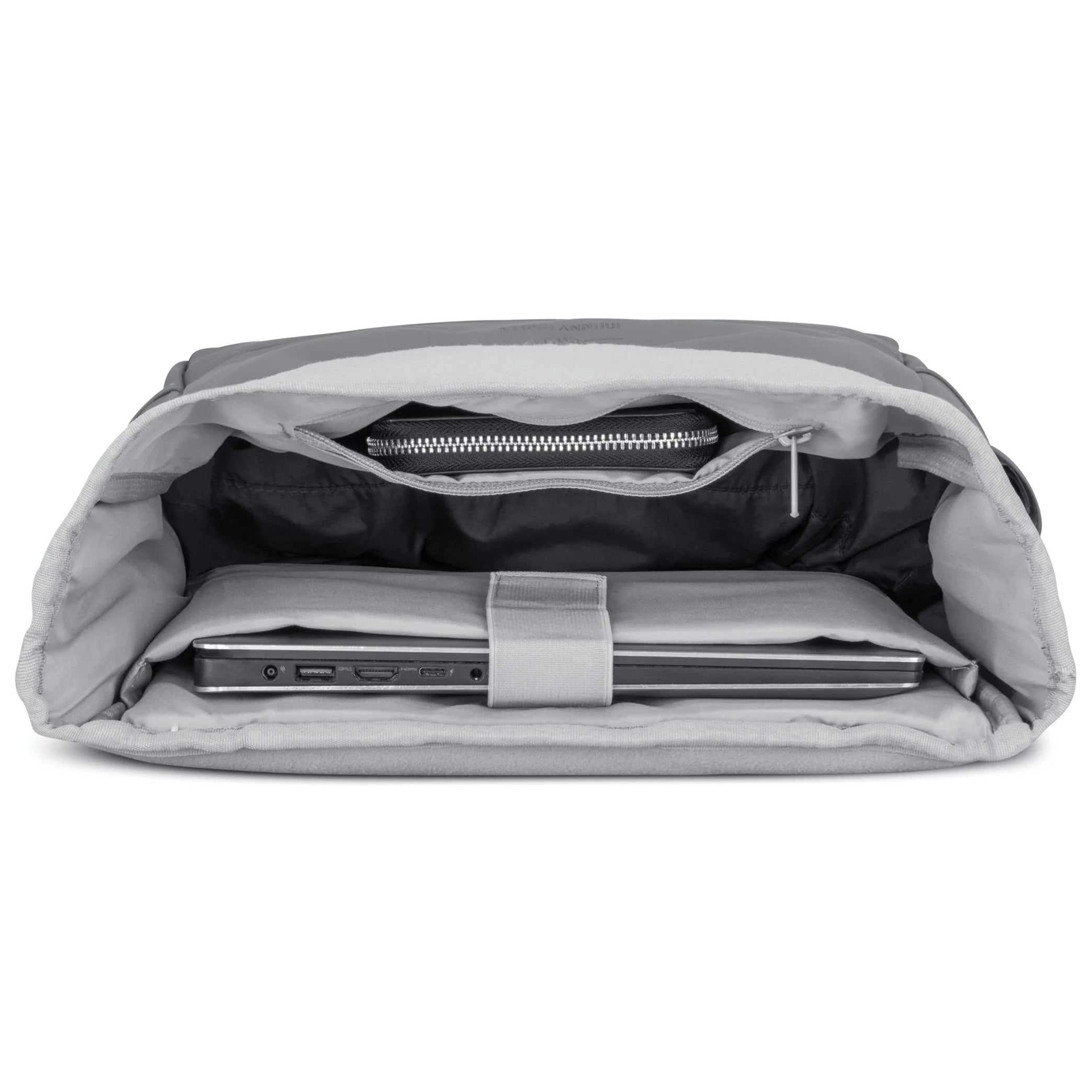 Geöffneter Rucksack in der Draufsicht, mit einem Laptop, der mit einem Gurt in einem gepolsterten Fach gesichert ist, und einem Reißverschlussfach an der Innenseite der Rückwand der Tasche.