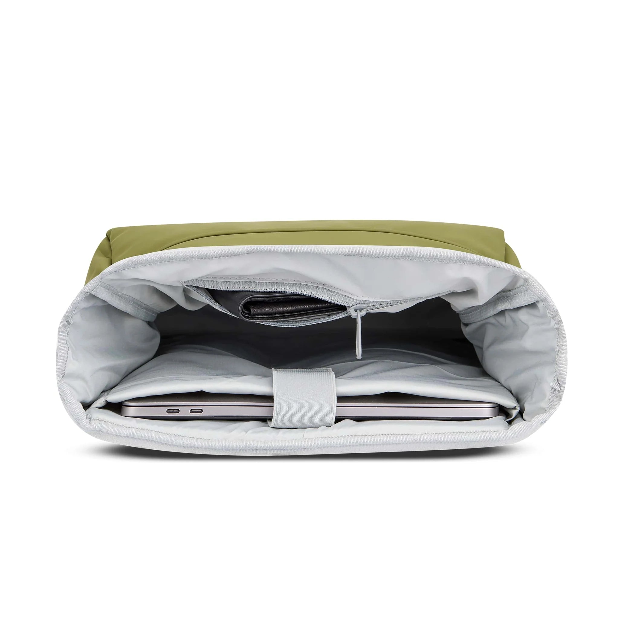 Offene Ansicht eines hellgrauen und olivgrünen Rucksacks mit einer gepolsterten Hülle für einen Laptop, einer Innentasche mit Reißverschluss und einem kleinen Fach im Hauptfach.