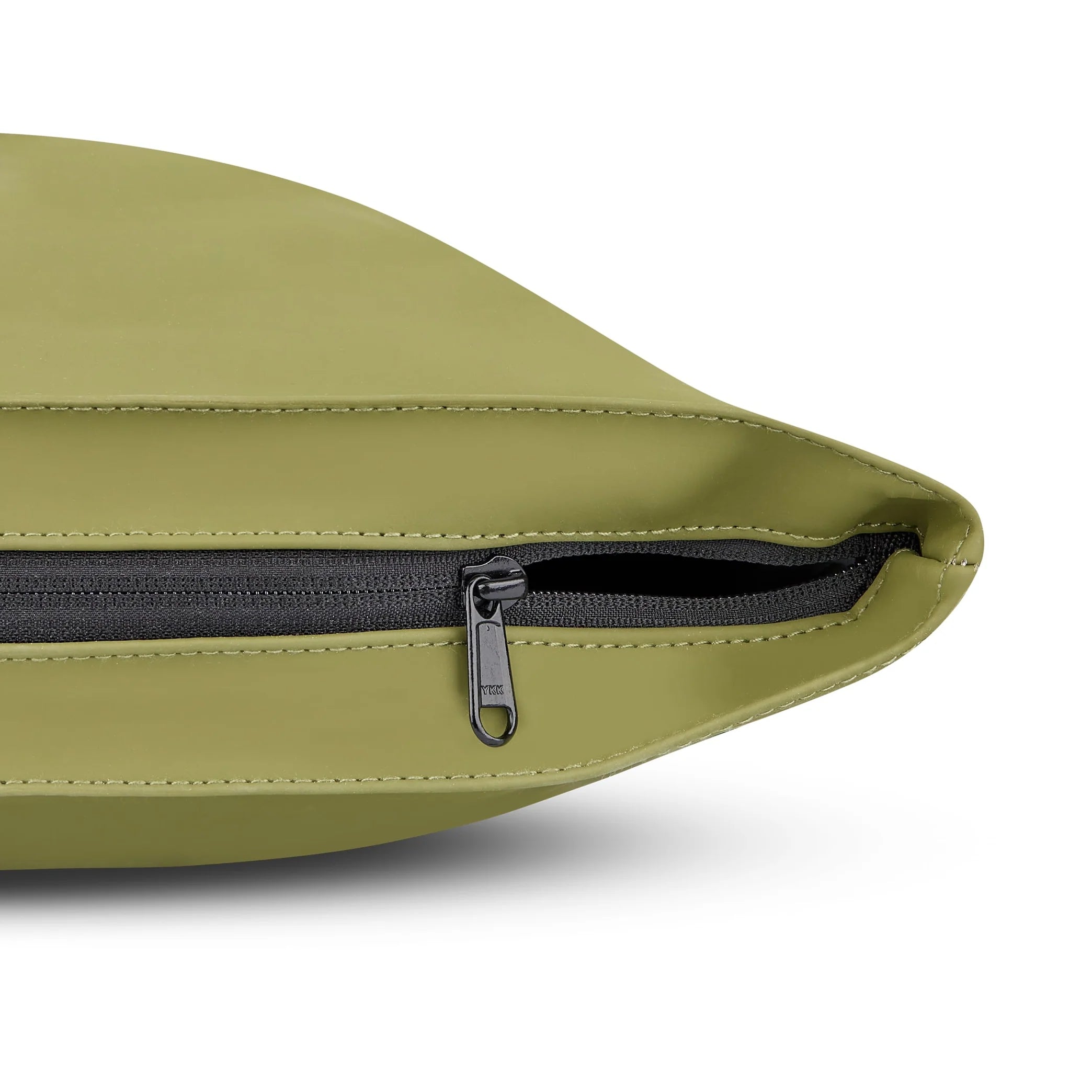 Nahaufnahme einer olivgrünen Tasche mit einem schwarzen, teilweise geöffneten Reißverschluss, der detaillierte Nähte und eine glatte Textur vor einem weißen Hintergrund zeigt.