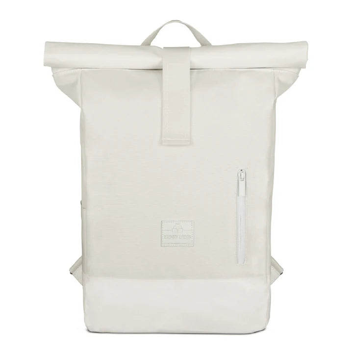 Ein minimalistischer, cremefarbener Rolltop-Rucksack mit einem Griff an der Oberseite, einer Reißverschlusstasche an der Vorderseite und einem dezenten Logoaufnäher an der Unterseite. Die Tasche hat ein klares, modernes Design.