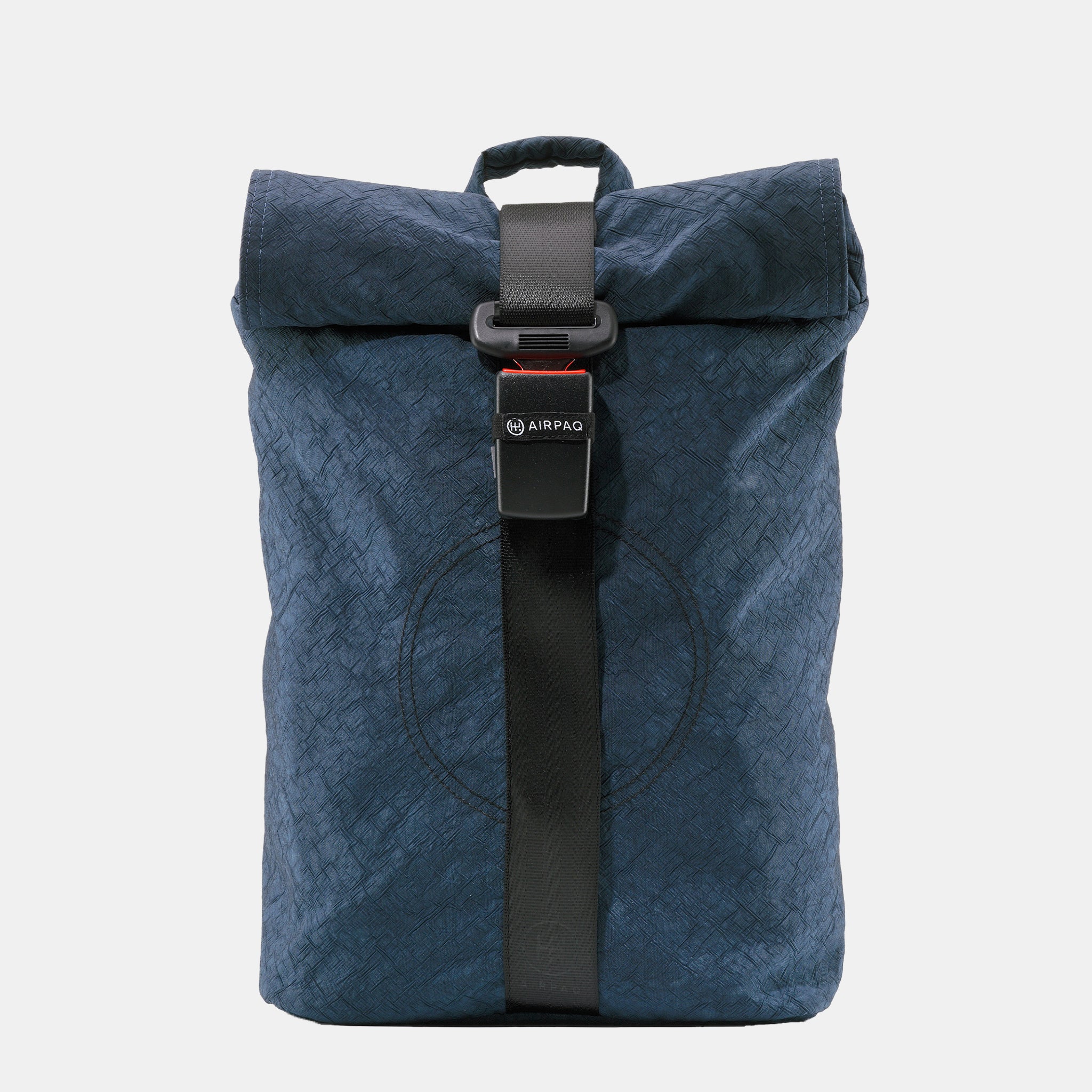Ein blauer Rolltop-Rucksack aus strukturiertem Stoff mit einem schwarzen vertikalen Riemen und einer zentralen Schnalle mit der Aufschrift Airpaq auf der Vorderseite. Der Hintergrund ist einfarbig weiß.