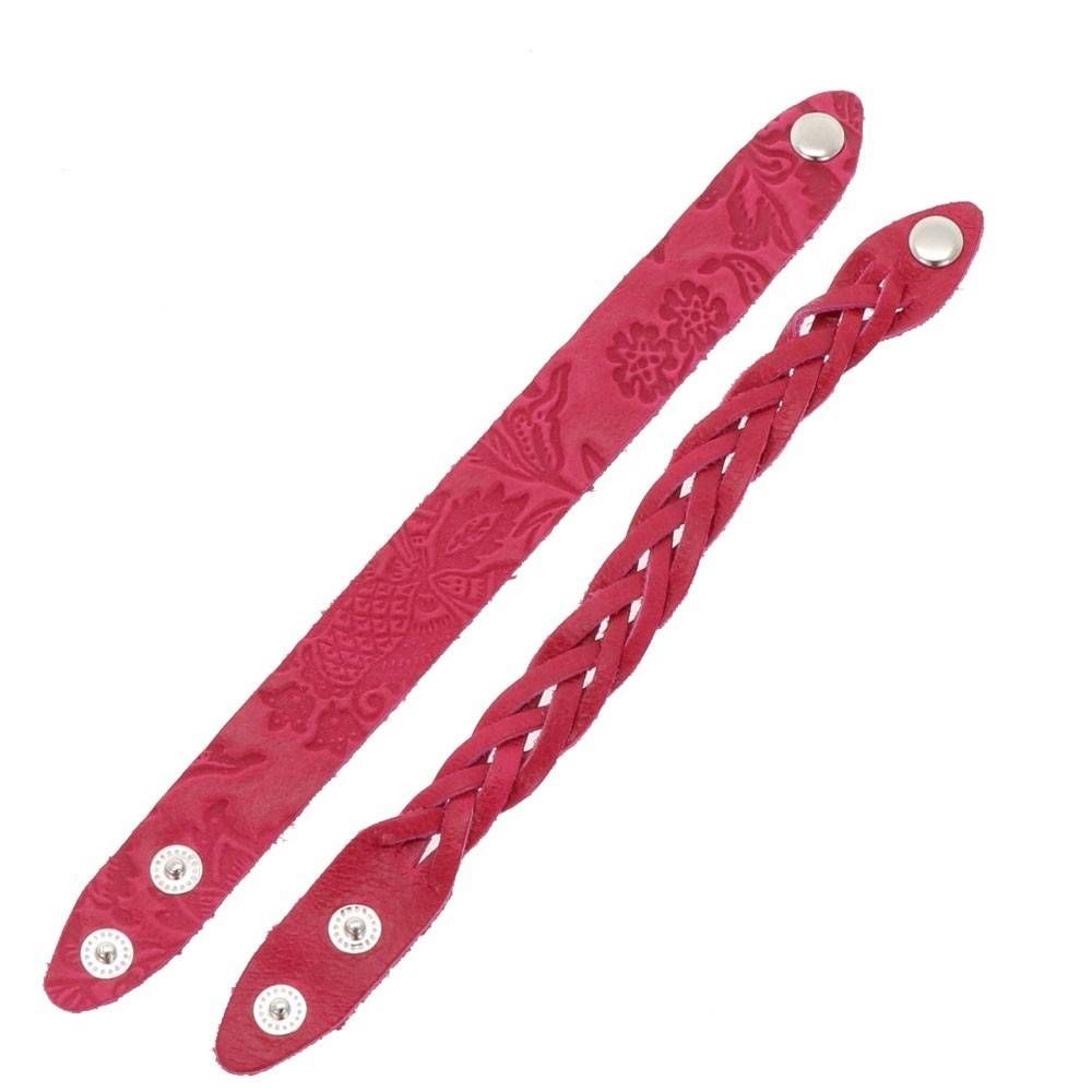 Zwei rote Armbänder aus Kunstleder mit Druckknöpfen aus Metall, eines mit geprägtem Blumenmuster, das andere mit einem geflochtenen Muster.