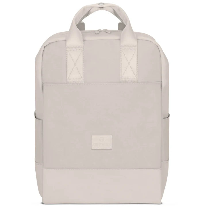 Ein minimalistischer hellbeiger Rucksack mit zwei kurzen Griffen, einer Vordertasche und einem rechteckigen Logoaufnäher. Das Design ist einfach und modern, aus glattem Material gefertigt.