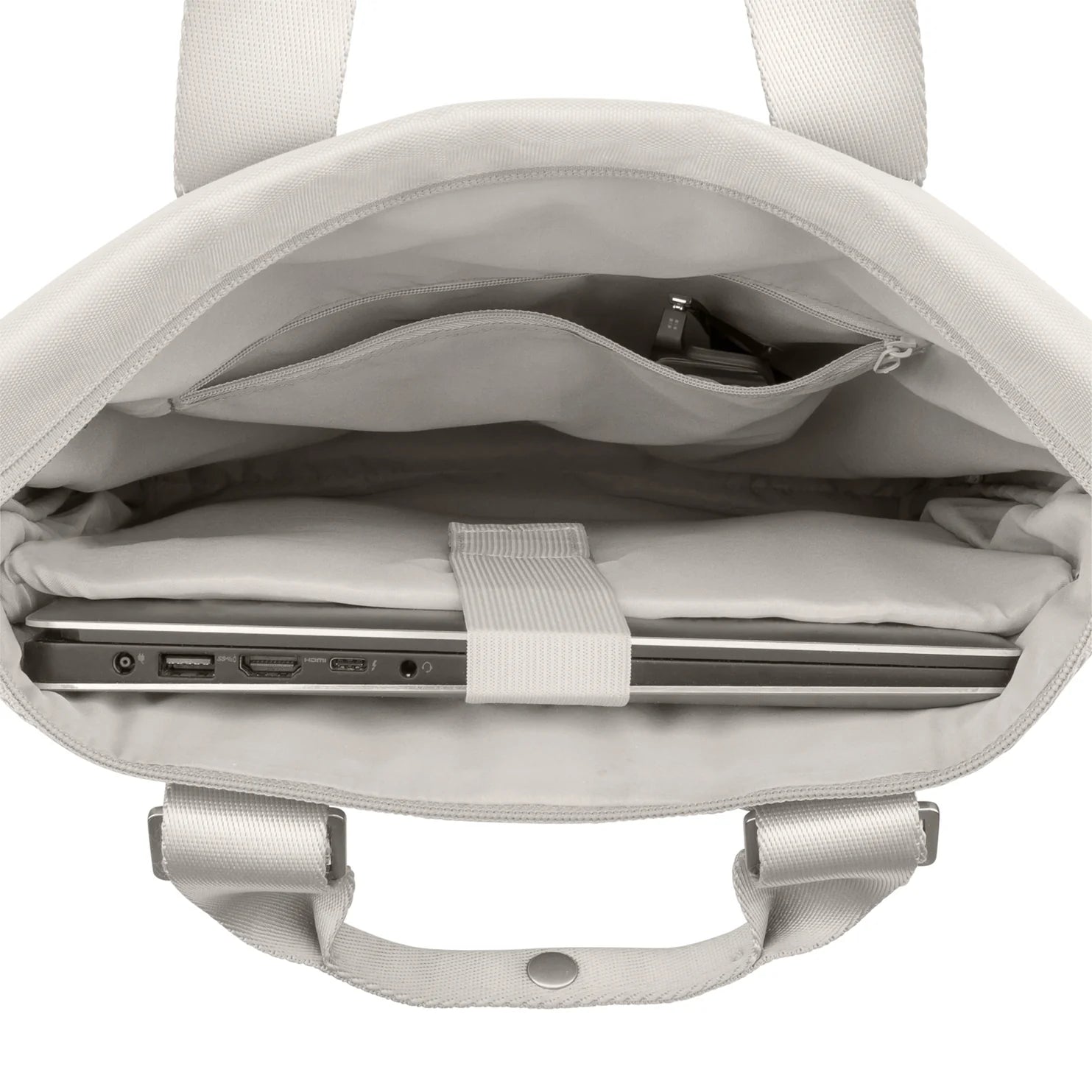 Offene Draufsicht auf eine helle Tasche mit einem in einem gepolsterten Fach gesicherten Laptop, sichtbaren Innentaschen und stabilen Griffen.