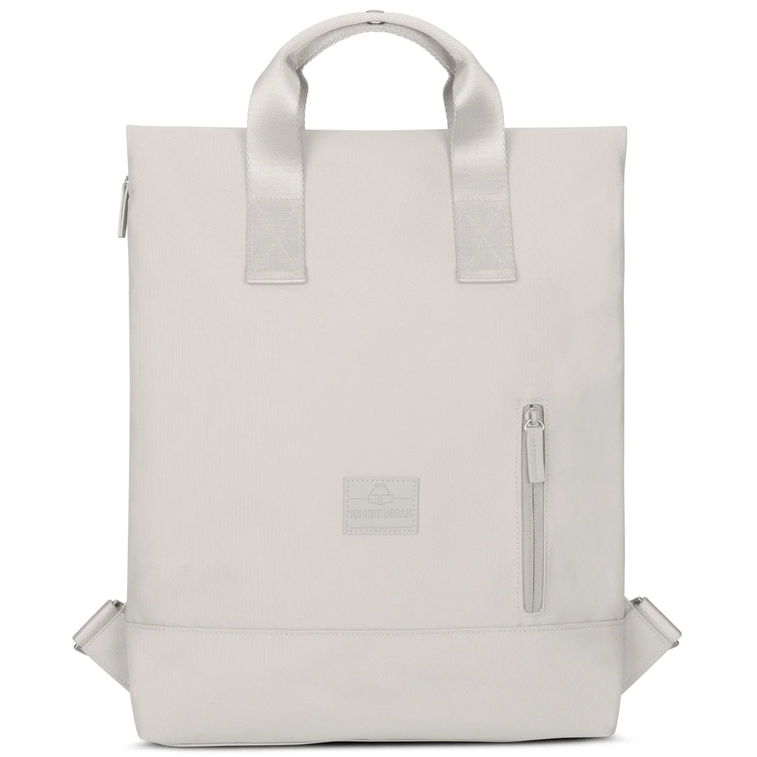 Ein minimalistischer, hellgrauer Rucksack mit kurzen Griffen, einer Reißverschlusstasche vorne und verstellbaren Schulterriemen. Auf der Vorderseite der Tasche befindet sich ein dezentes, aufgenähtes Logo.