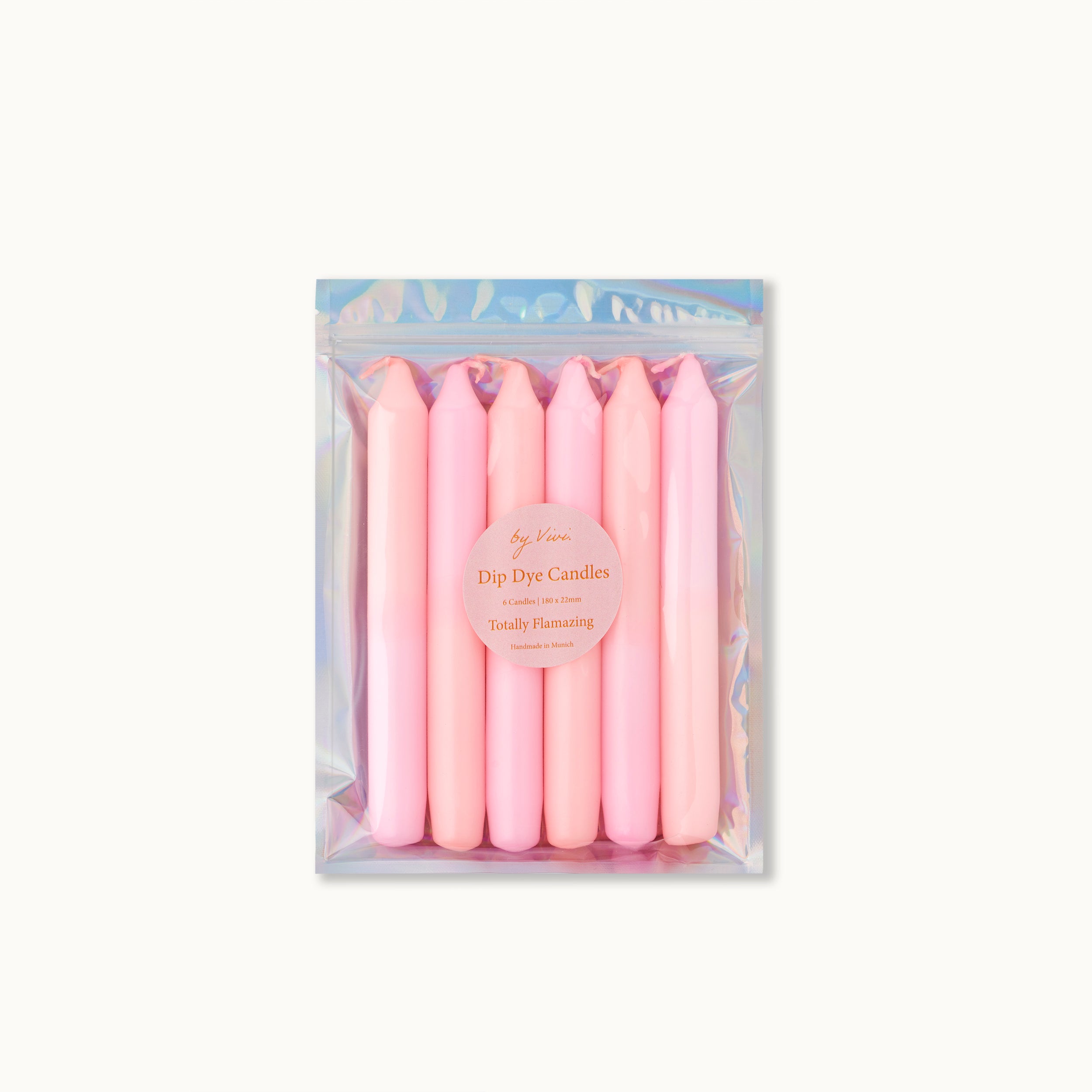 Verpackung mit sechs rosa Dip Dye Kerzen, aufrecht stehend, in einem transparenten Beutel mit Etikett.