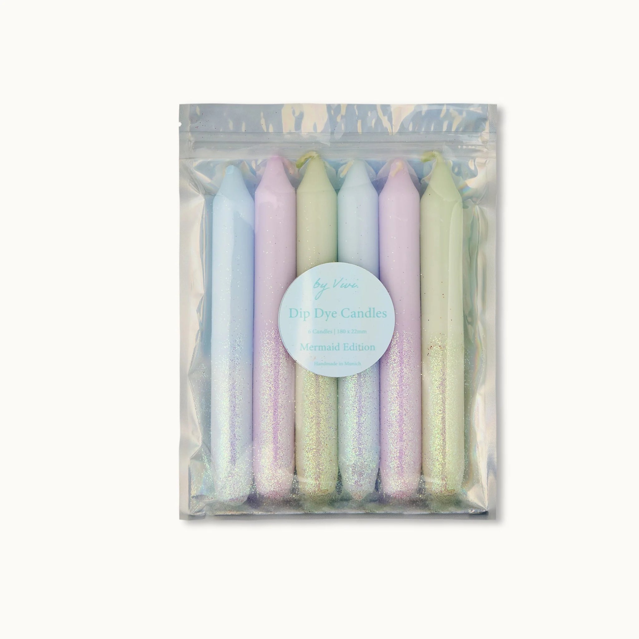 Verpackung mit sechs pastellfarbenen Kerzen, die glitzern, in einem transparenten Beutel mit Etikett "Dip Dye Candles".
