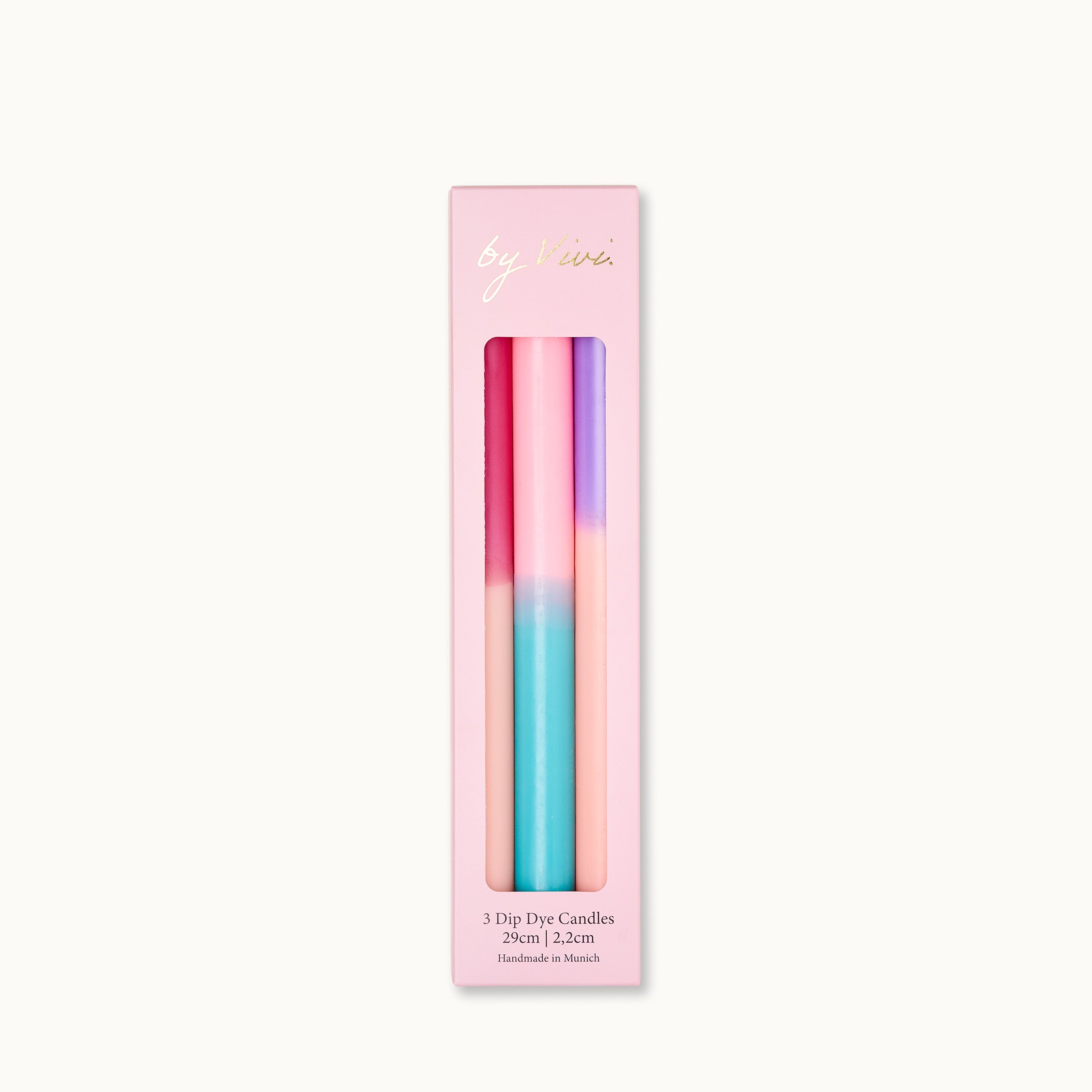 Eine rosafarbene Schachtel mit dem Etikett von Vivi enthält drei Dip-Dye-Kerzen in den Pastellfarben Rosa, Lila, Blau und Pfirsich. Die Kerzen sind handgefertigt und vertikal in der Verpackung angeordnet.