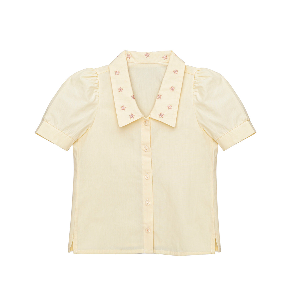 Kurzärmelige, hellgelbe Button-up-Bluse mit breitem Kragen, dezenter Blumenstickerei am Kragen und leicht gepufften Ärmeln.