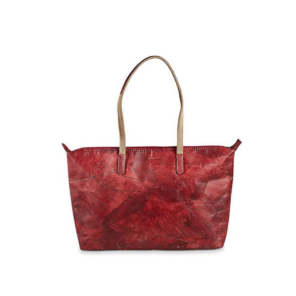 Rote Ledertasche mit braunen Trägern auf weißem Hintergrund.