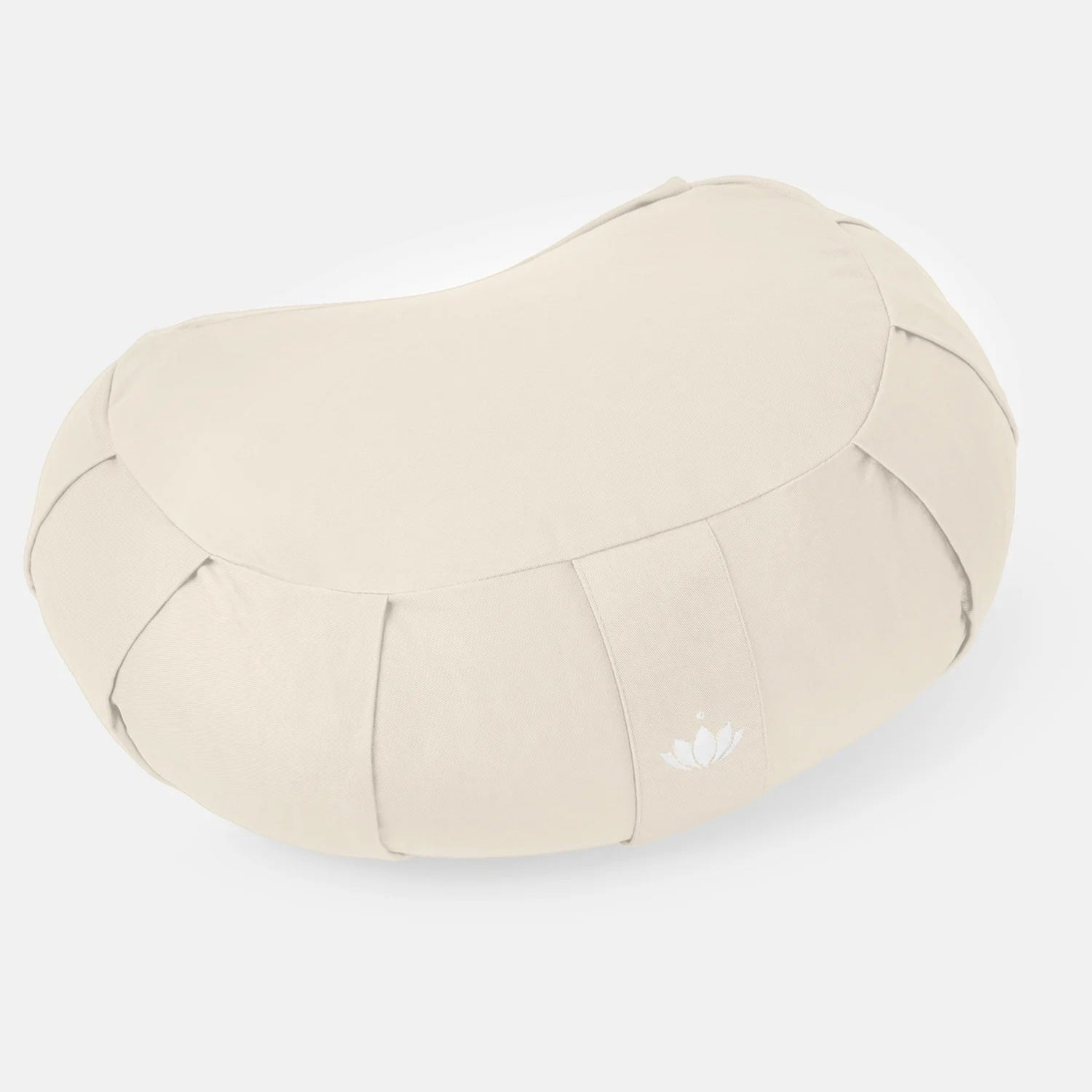 Beigefarbenes, halbmondförmiges Kissen mit Lotus-Motiv, auf hellem Hintergrund.