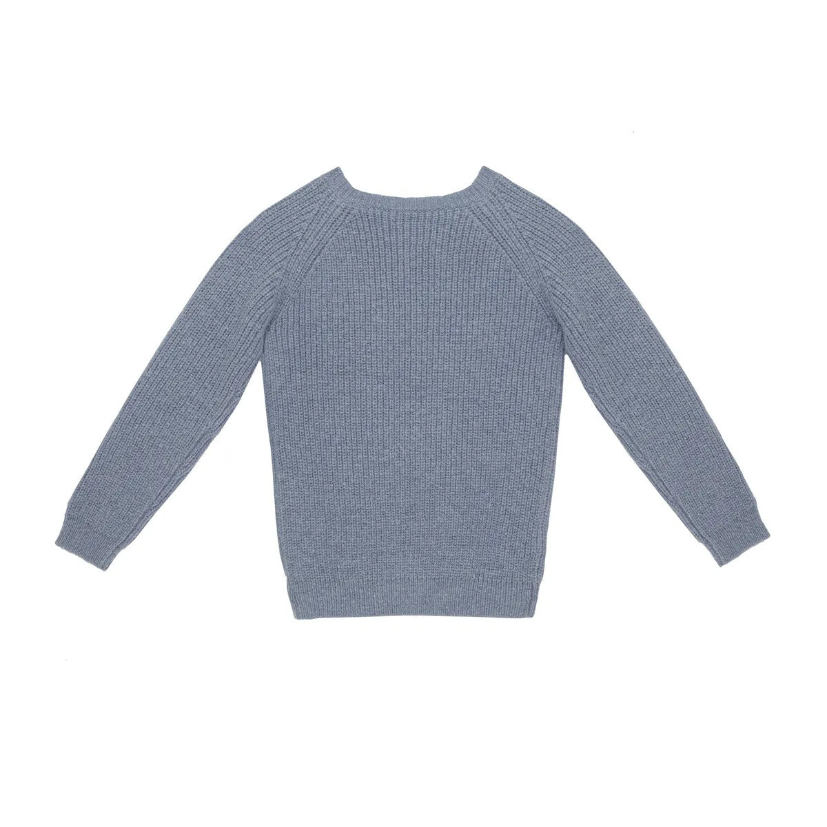 Ein hellblauer, langärmeliger, gestrickter Pullover liegt flach auf einem weißen Hintergrund, wobei die Ärmel nach außen gestreckt sind.