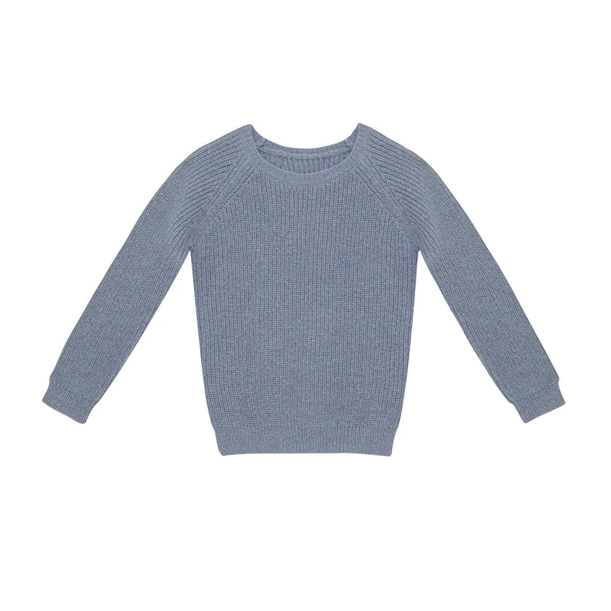 Ein hellblauer, langärmeliger Strickpullover mit Rundhalsausschnitt, flach auf weißem Grund gelegt.