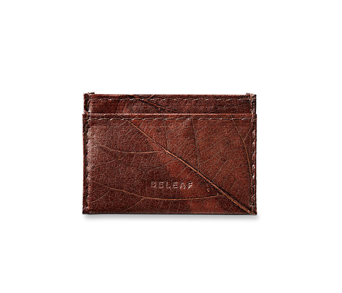 Brauner Kartenhalter aus Pflanzenleder mit Blattstruktur und der Prägung "BELEAF" auf der Vorderseite.
