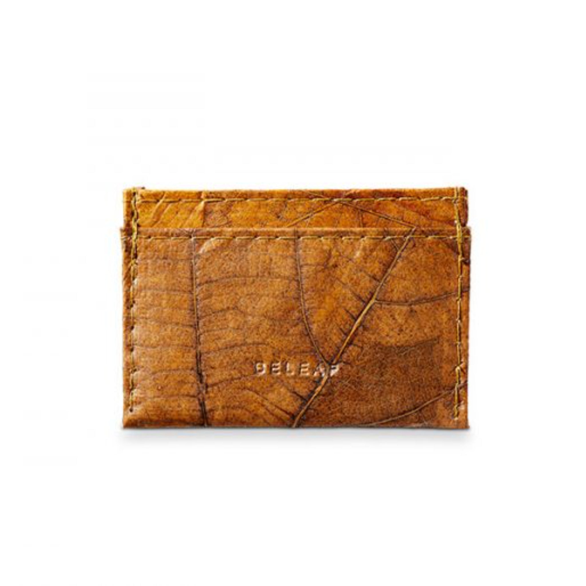 Braune Brieftasche aus pflanzlichem Material mit Blatttextur auf weißem Hintergrund.