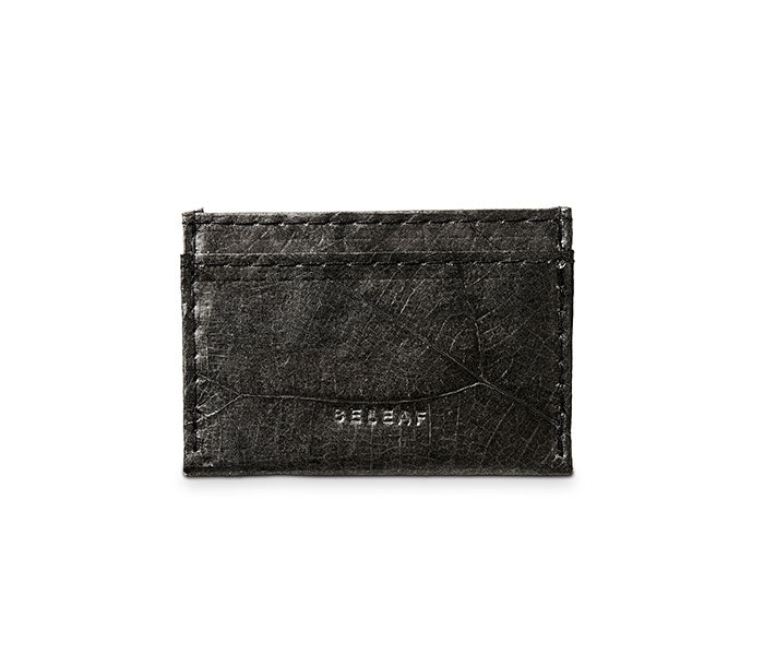 Schwarzer Kartenhalter aus strukturiertem Material mit sichtbaren Nähten und dem eingeprägten Logo-Text "BELEAF".
