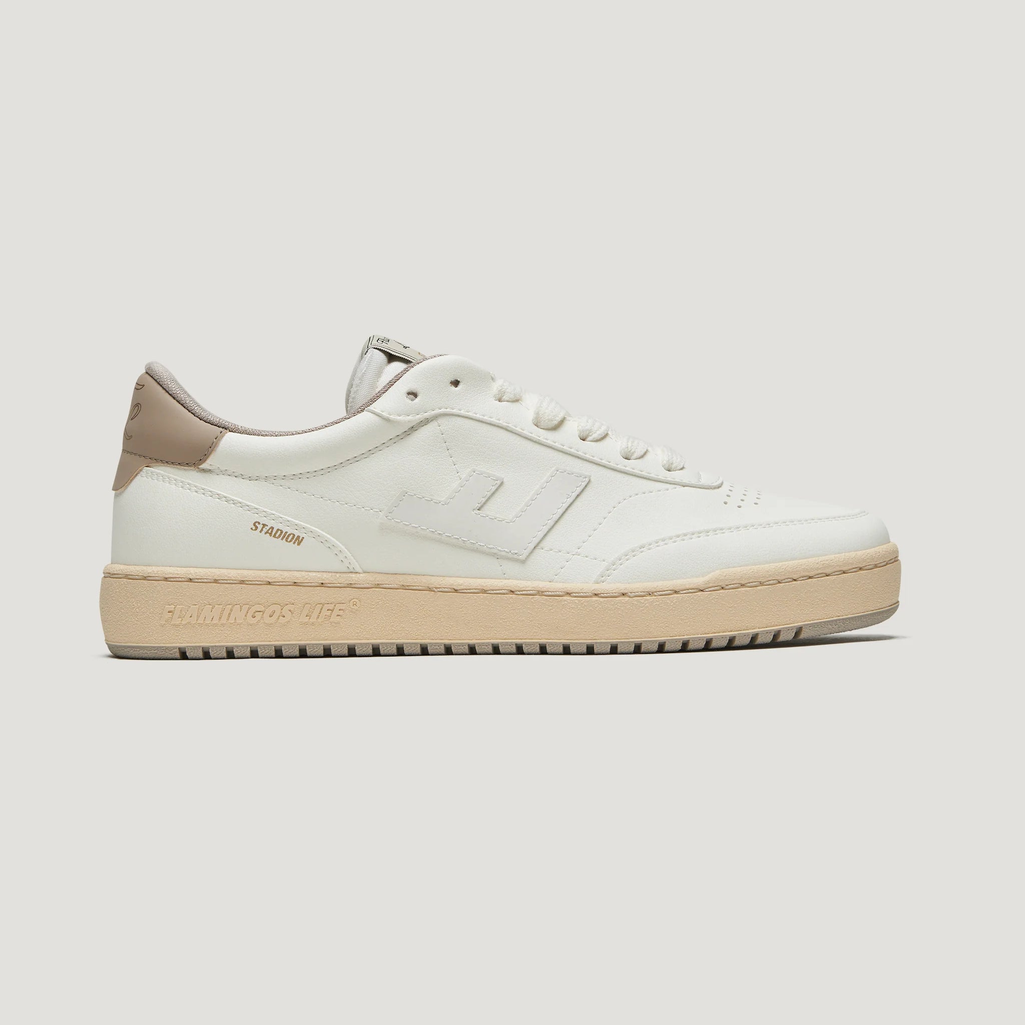 Weißer Sneaker mit beigem Logo und Sohle sowie braunem Fersenbereich, seitlich die Aufschrift "Stadion".