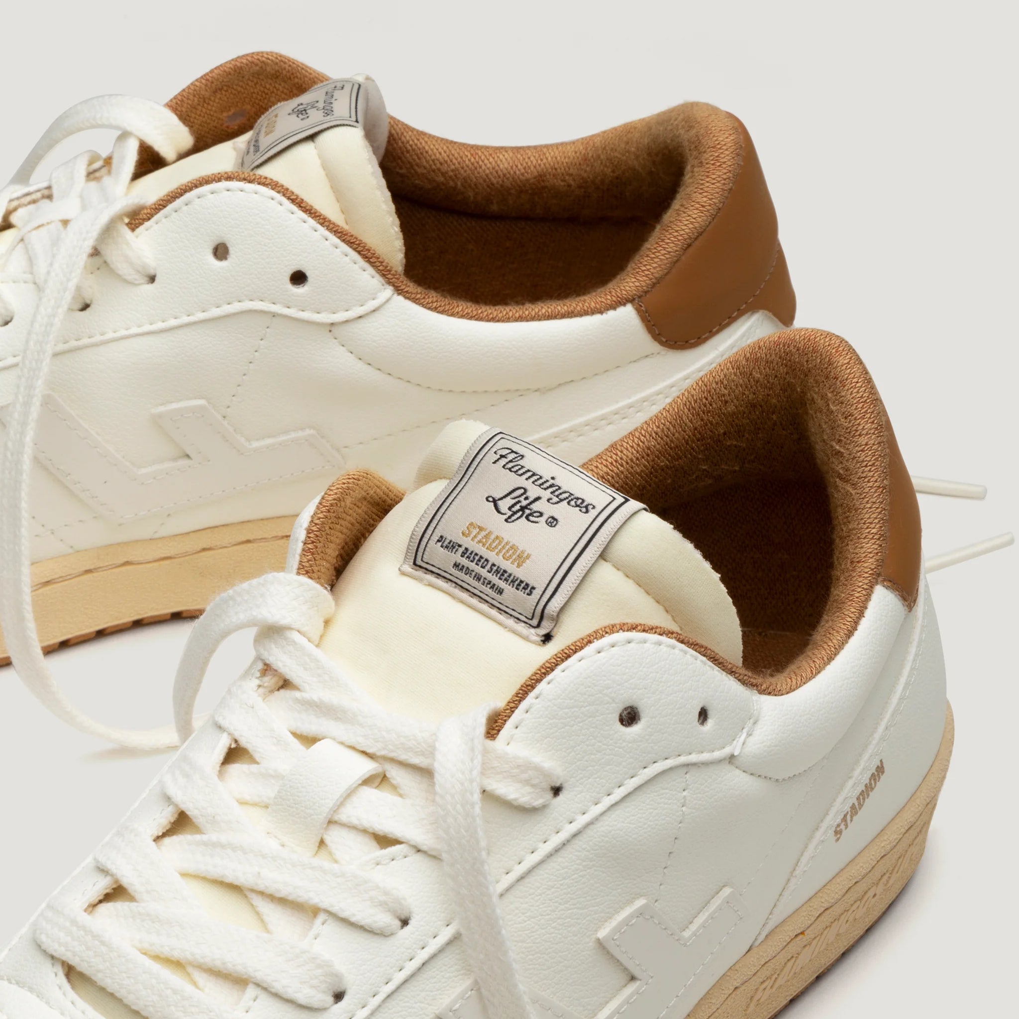 Beige-weiße Sneaker mit braunen Details und Label "Flamingos Life" auf Lasche, aus nachhaltigen Materialien.
