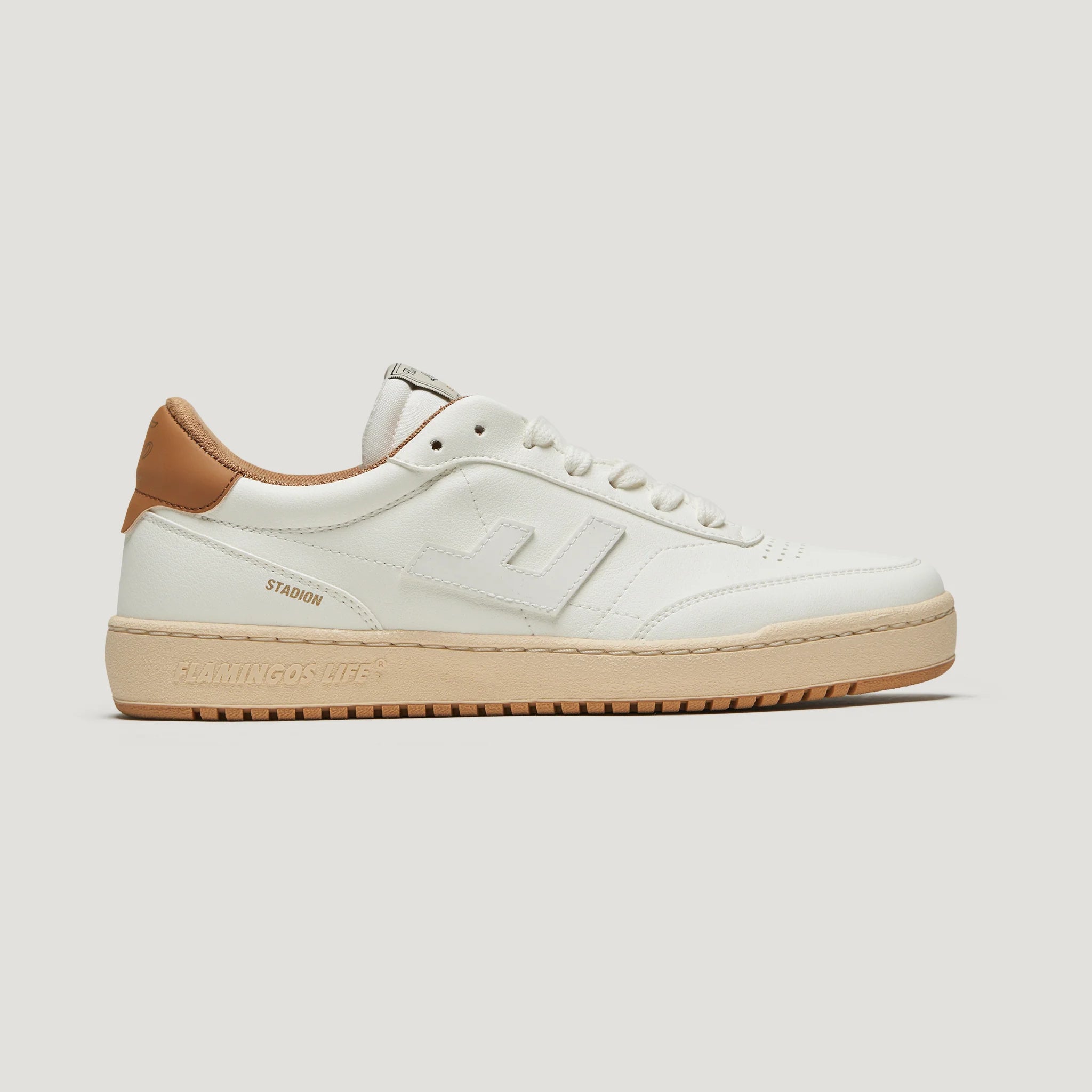 Weißer Sneaker mit cremefarbener Sohle und braunem Fersenbereich auf weißem Hintergrund.
