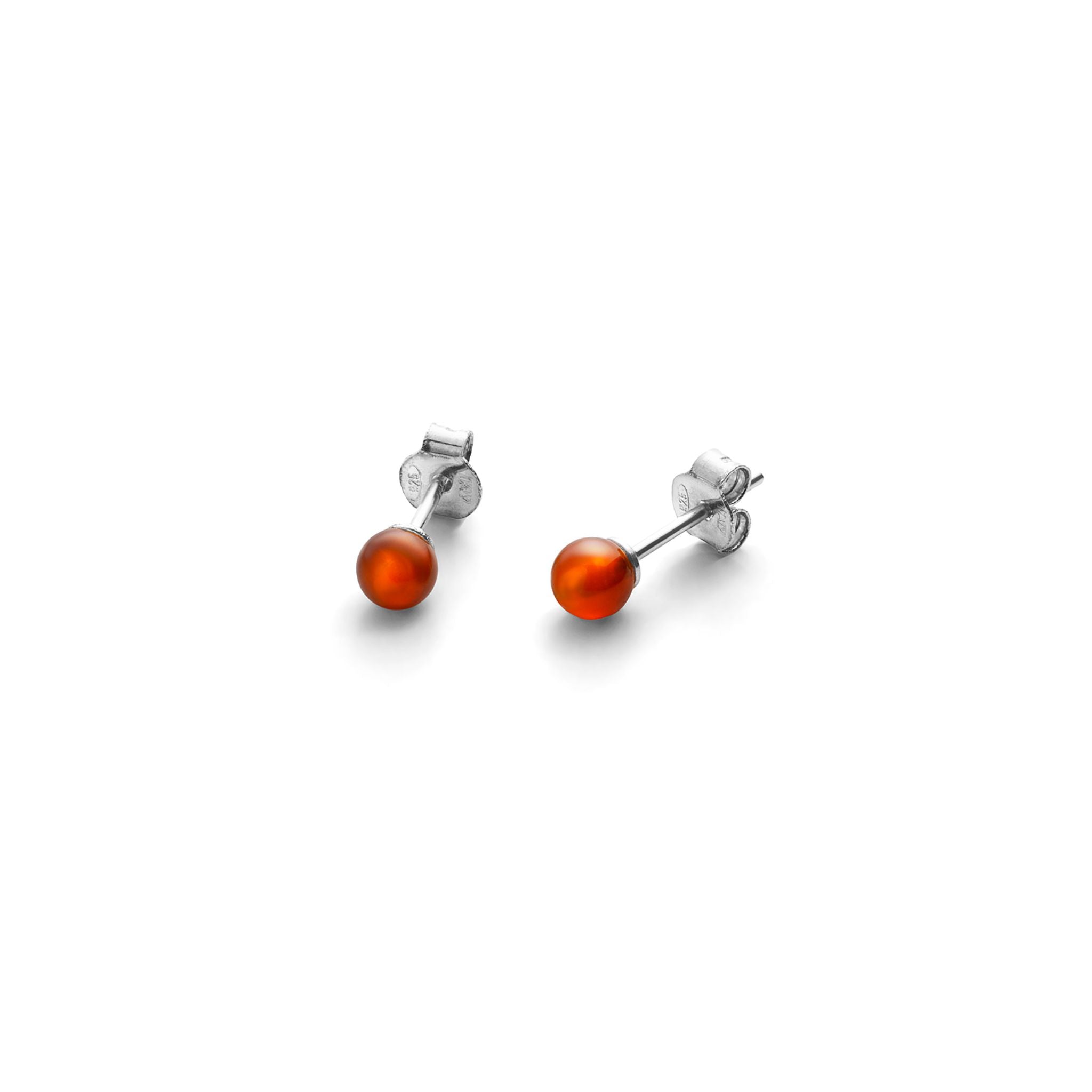 Ein Paar Ohrstecker mit kleinen, runden, orangefarbenen Edelsteinen, die auf silbernen Stiften mit Schmetterlingsverschluss sitzen und auf einem weißen Hintergrund zu sehen sind.