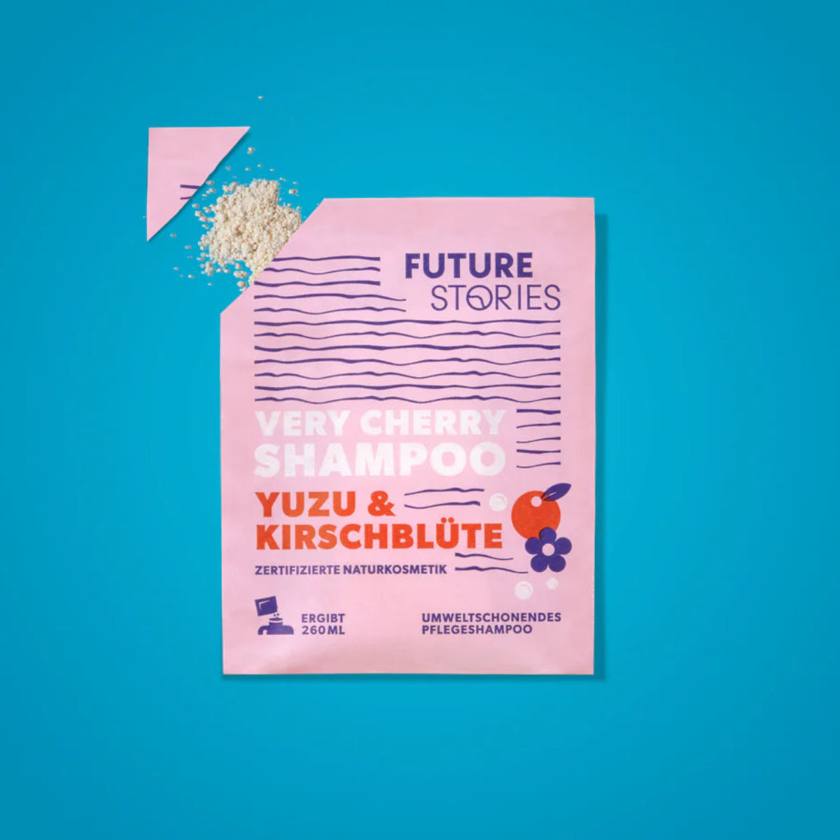 Eine rosafarbene Packung mit der Aufschrift Very Cherry Shampoo Yuzu & Kirschblüte von Future Stories steht auf einem blauen Hintergrund. Aus der oberen Ecke der Packung läuft etwas weißes Shampoo-Pulver heraus.