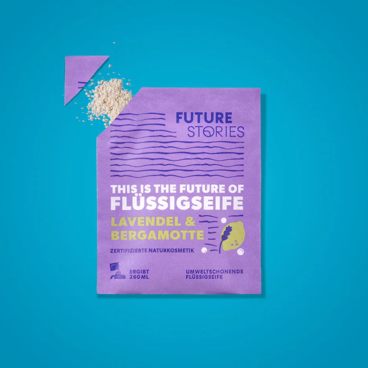 Ein lila Beutel Future Stories Flüssigseifenpulver mit der Aufschrift Lavendel & Bergamotte, aus dem etwas Pulver austritt, vor einem blauen Hintergrund.