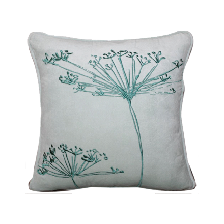 Beiges Kissen mit grünem Blumenmuster im zarten, minimalistischen Stil.