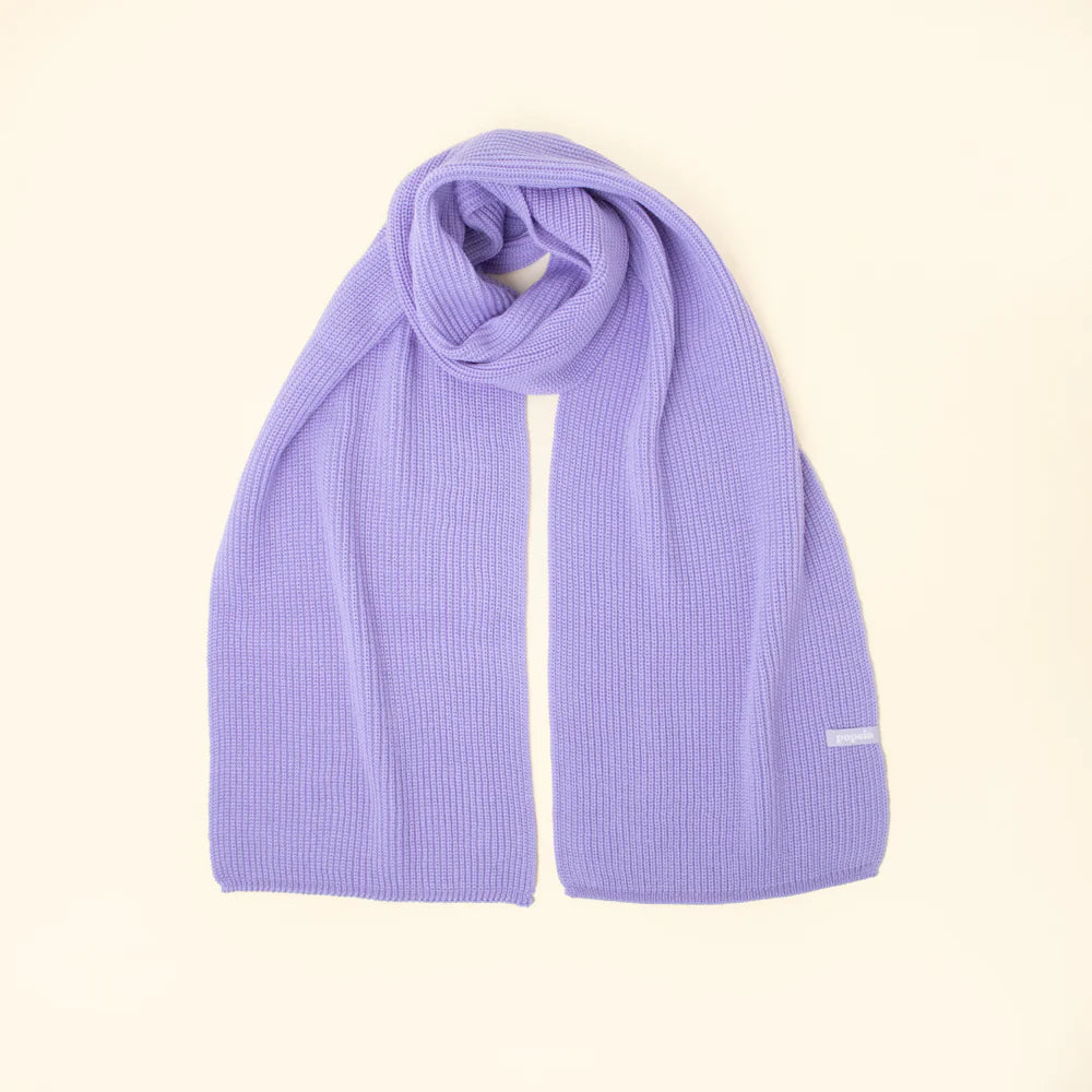 Lila gestrickter Schal auf hellem Hintergrund, locker gefaltet und mit einer strukturierten Oberfläche.